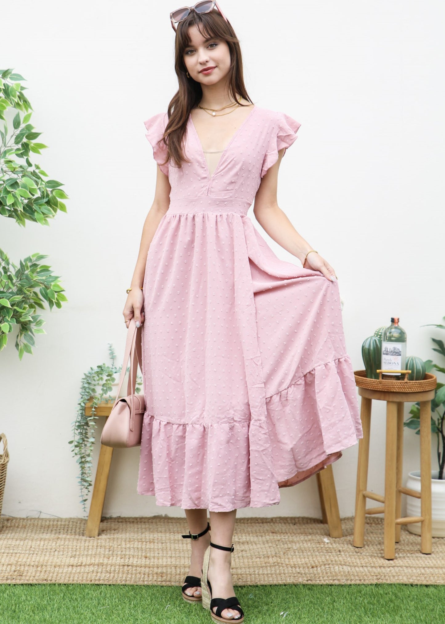 Vestido de escote pronunciado con lunares suizos