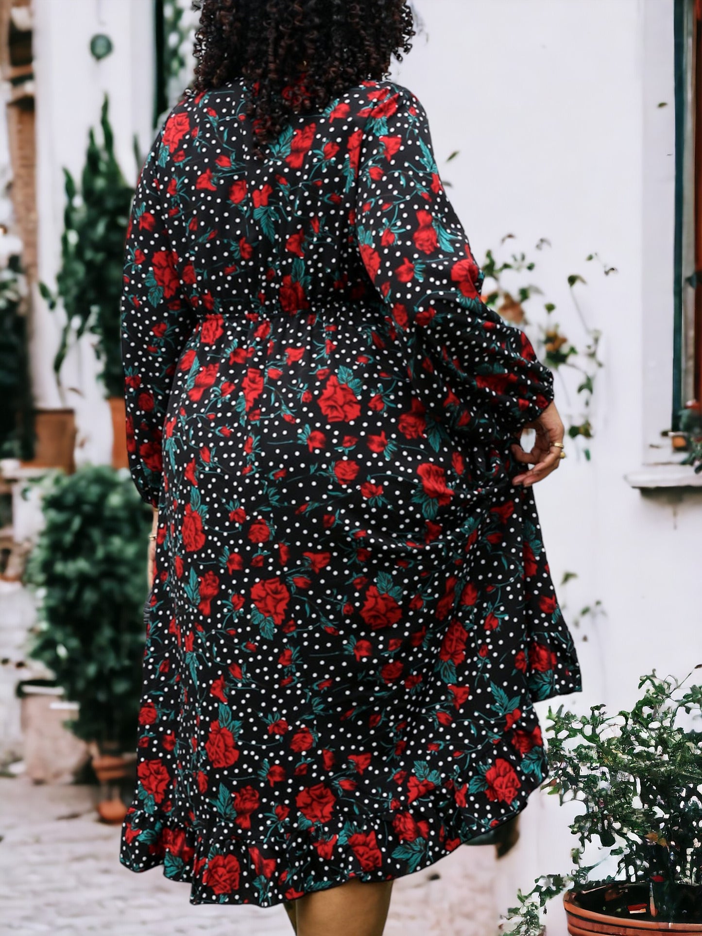 Vestido largo cruzado con estampado floral de rosas y mangas acampanadas de talla grande