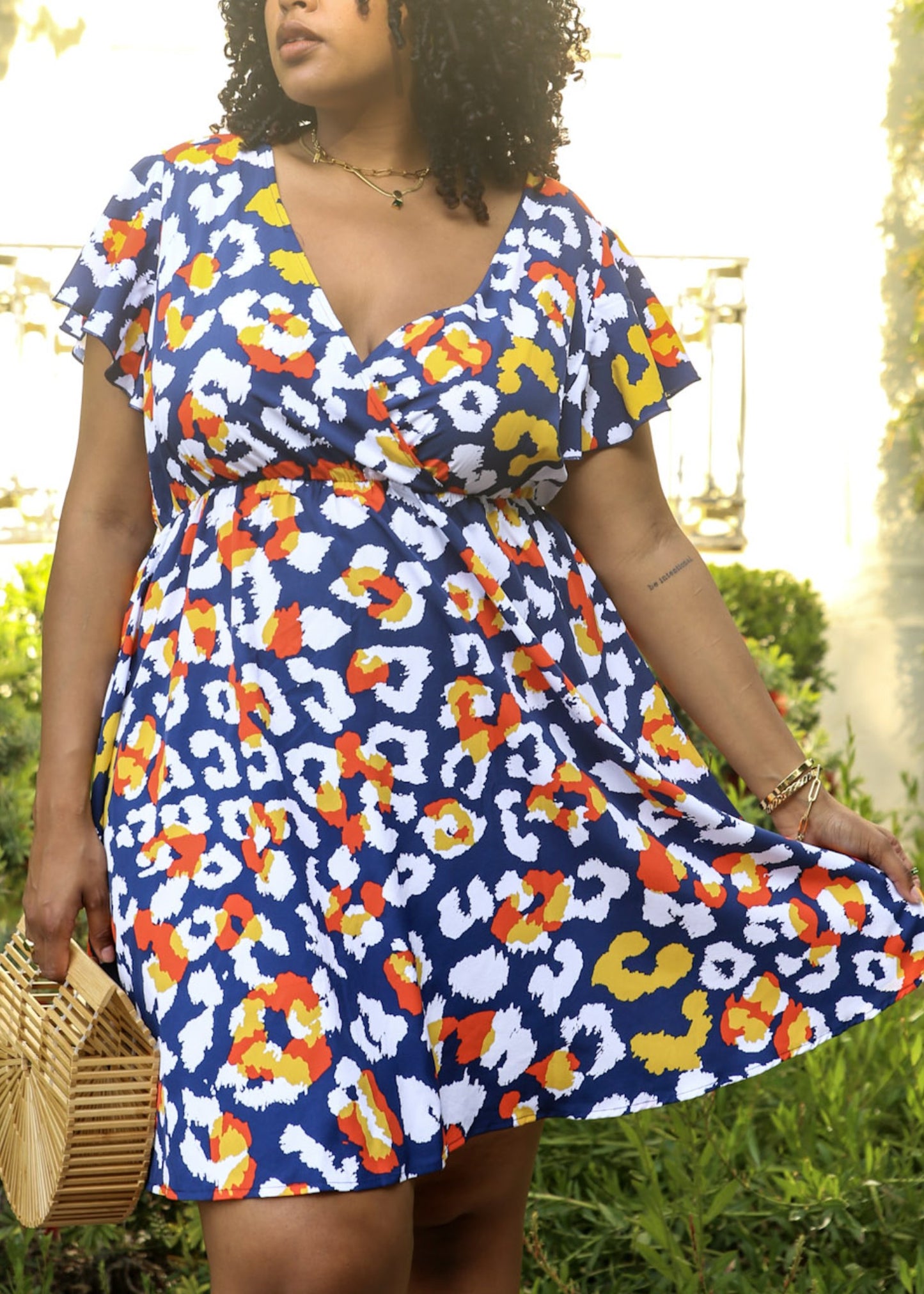 Vestido cruzado con mangas con volantes y estampado abstracto de talla grande