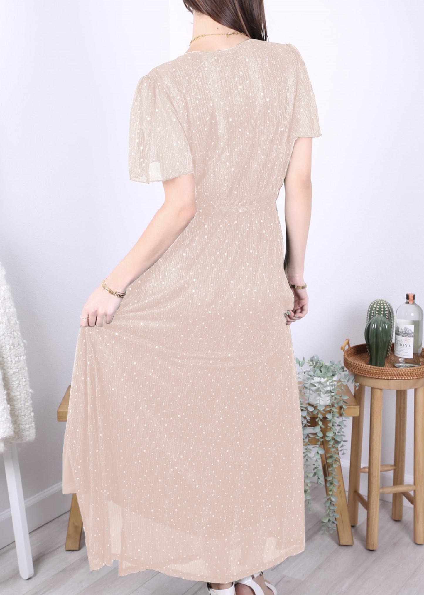 Vestido de lunares con detalles transparentes