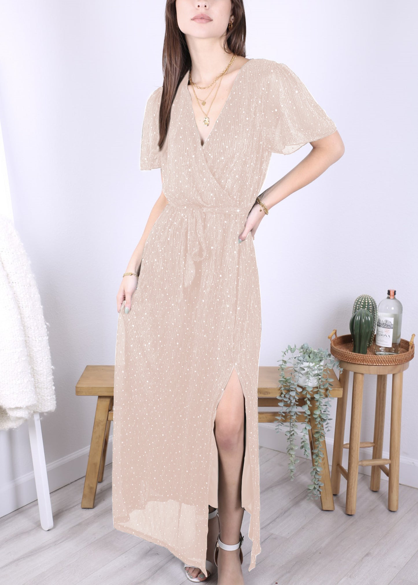 Vestido de lunares con detalles transparentes