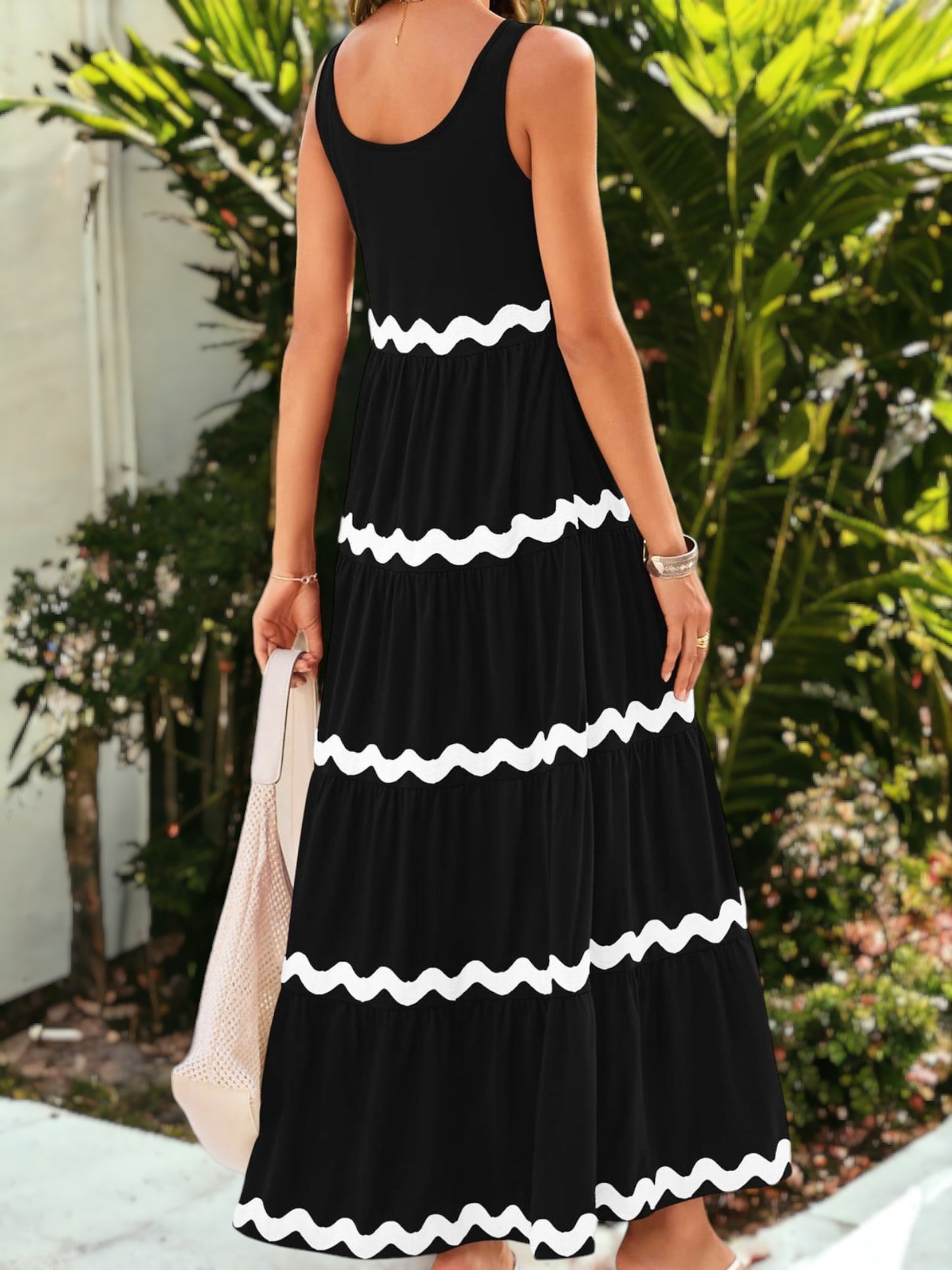 Vestido largo de verano sin mangas con escote redondo, capas, volantes y ribete ondulado