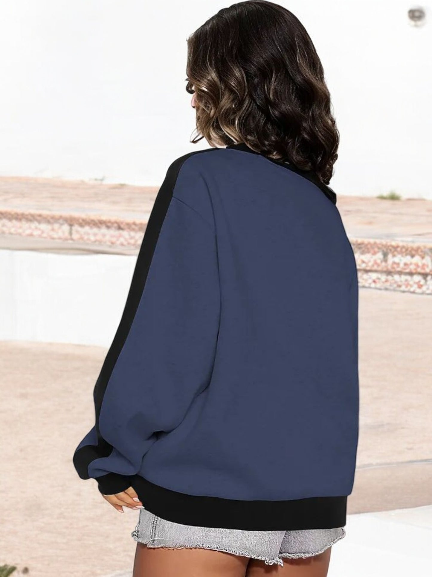 Women's Contrast Trim Crewneck Sweatshirt with Long Sleeves and Relaxed Fit