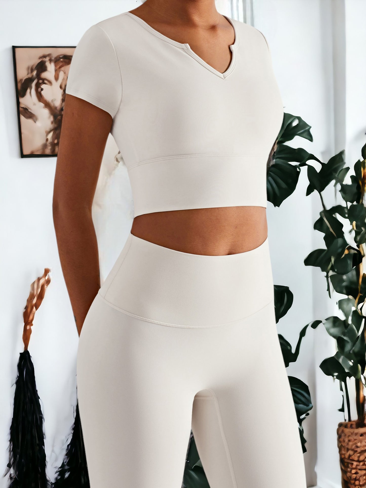 Camiseta deportiva sexy de manga corta con cuello en V y almohadillas para el pecho