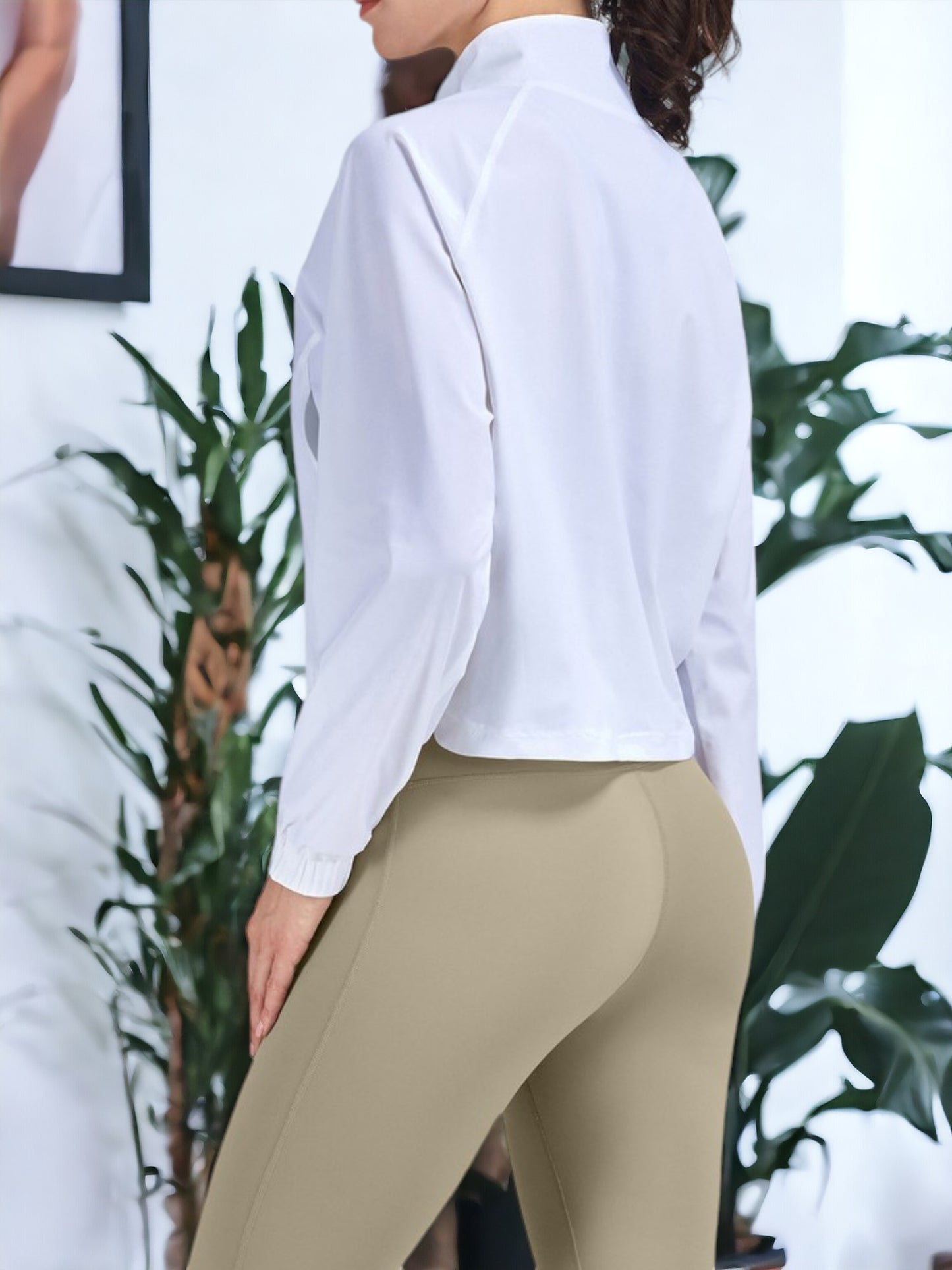 Chaqueta deportiva con cremallera frontal y mangas largas con protección solar