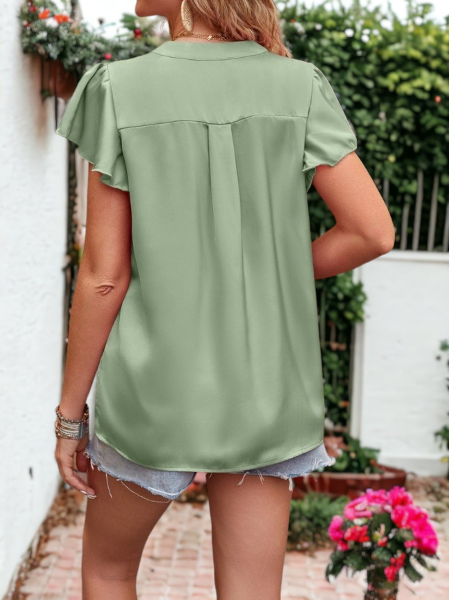 Blusa de satén con mangas onduladas