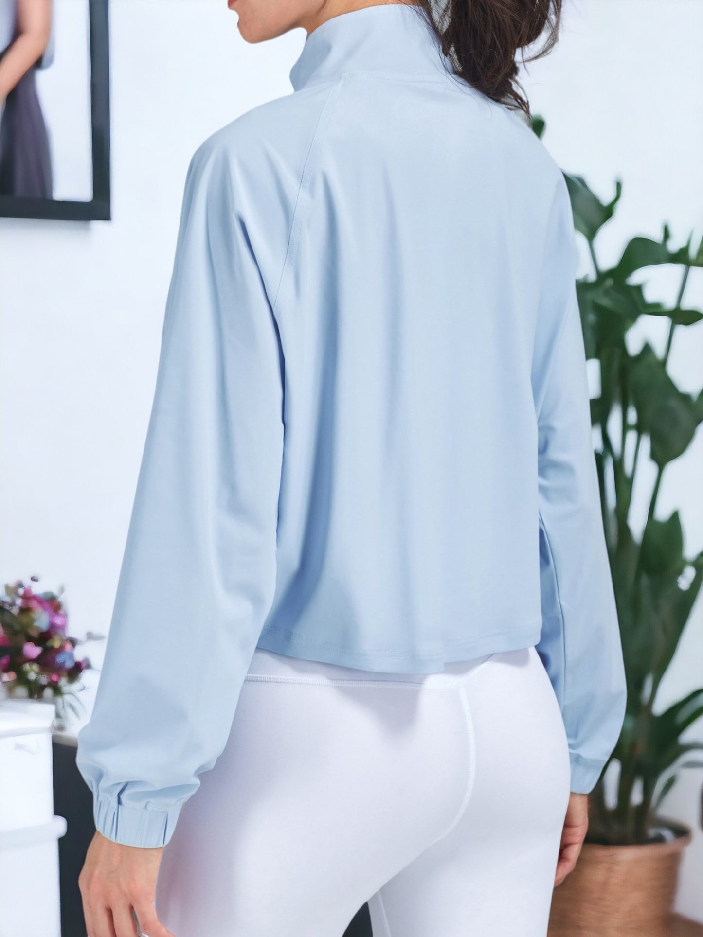 Chaqueta deportiva con cremallera frontal y mangas largas con protección solar