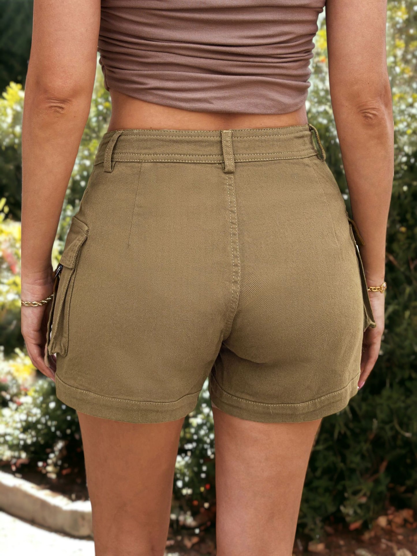 Pantalones cortos cargo informales con cintura alta y bolsillos laterales detallados para mujer