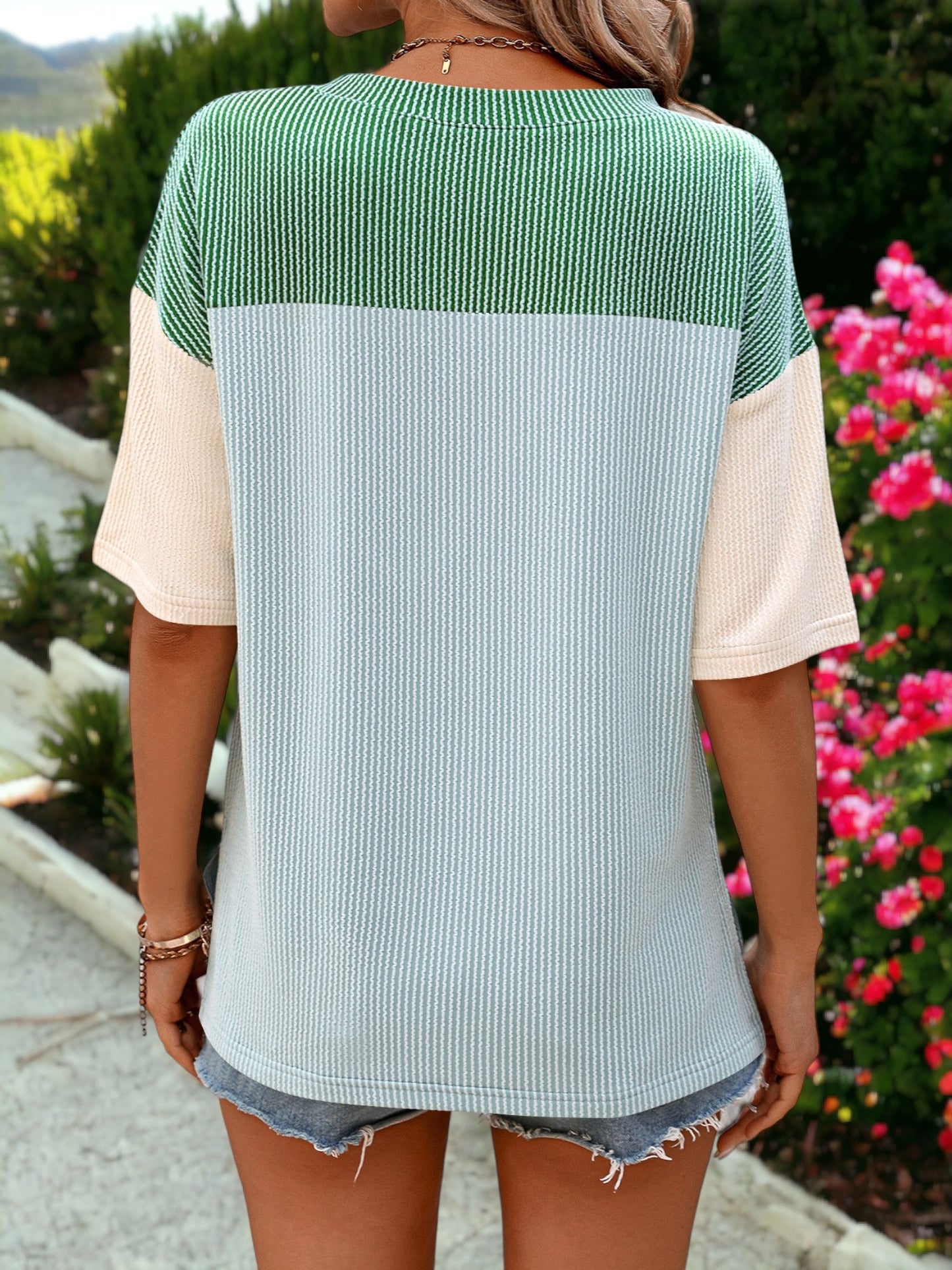 Camiseta holgada, ligera, con cuello redondo y mangas cortas y diseño en bloques de color