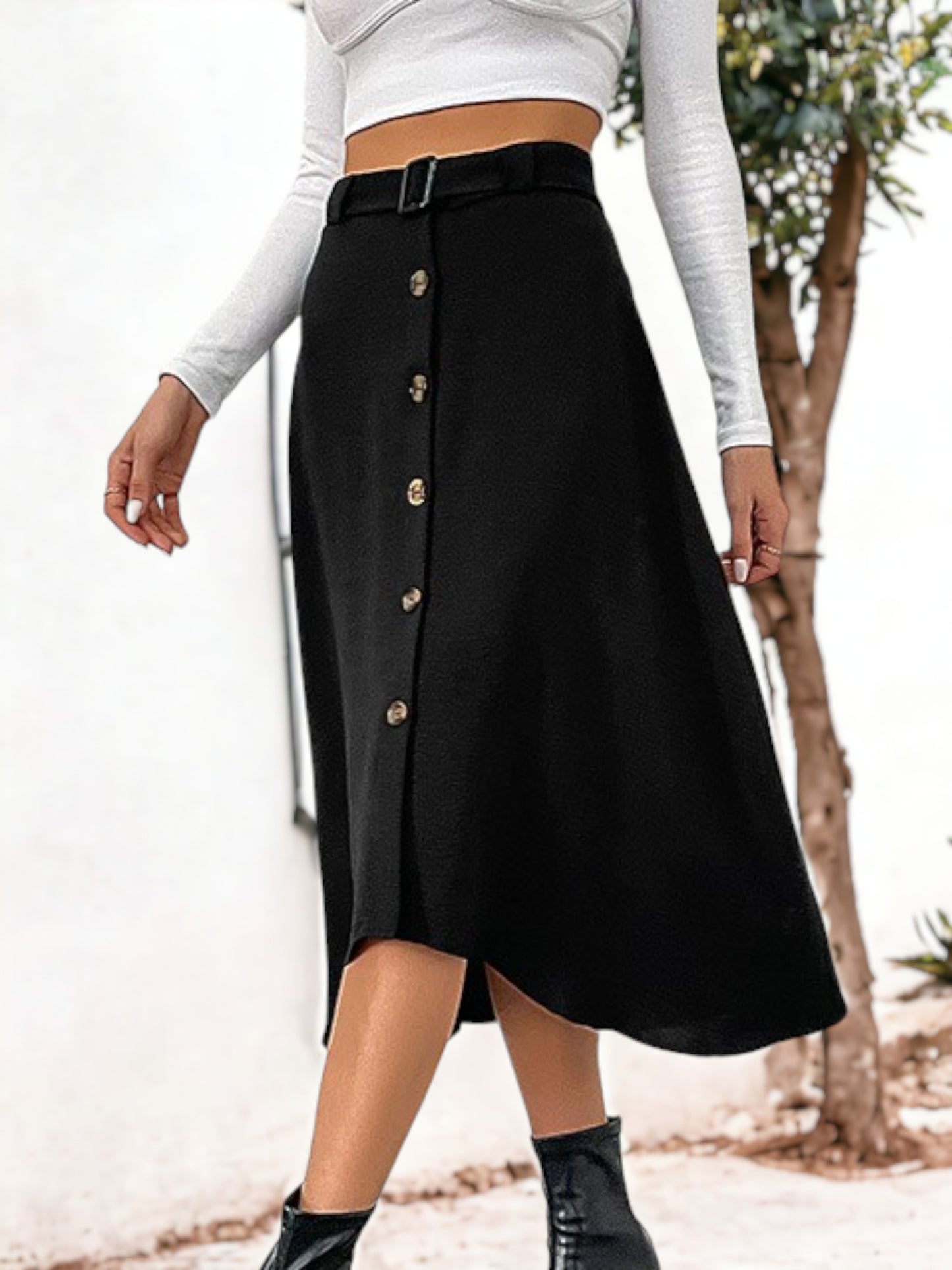 Falda midi acampanada con botones y talle alto con hebillas