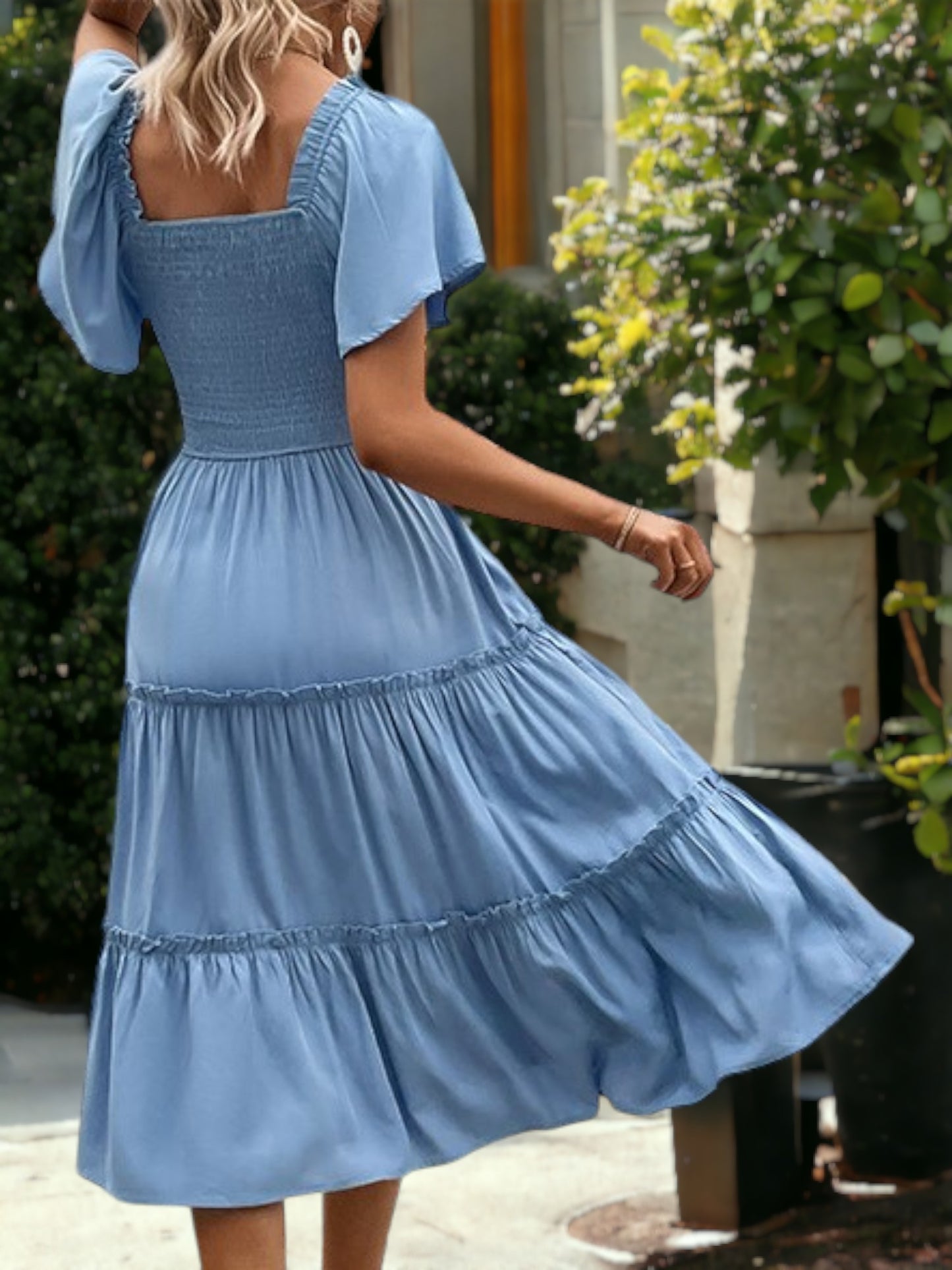 Vestido midi con volantes en el pecho, mangas abullonadas y fruncido