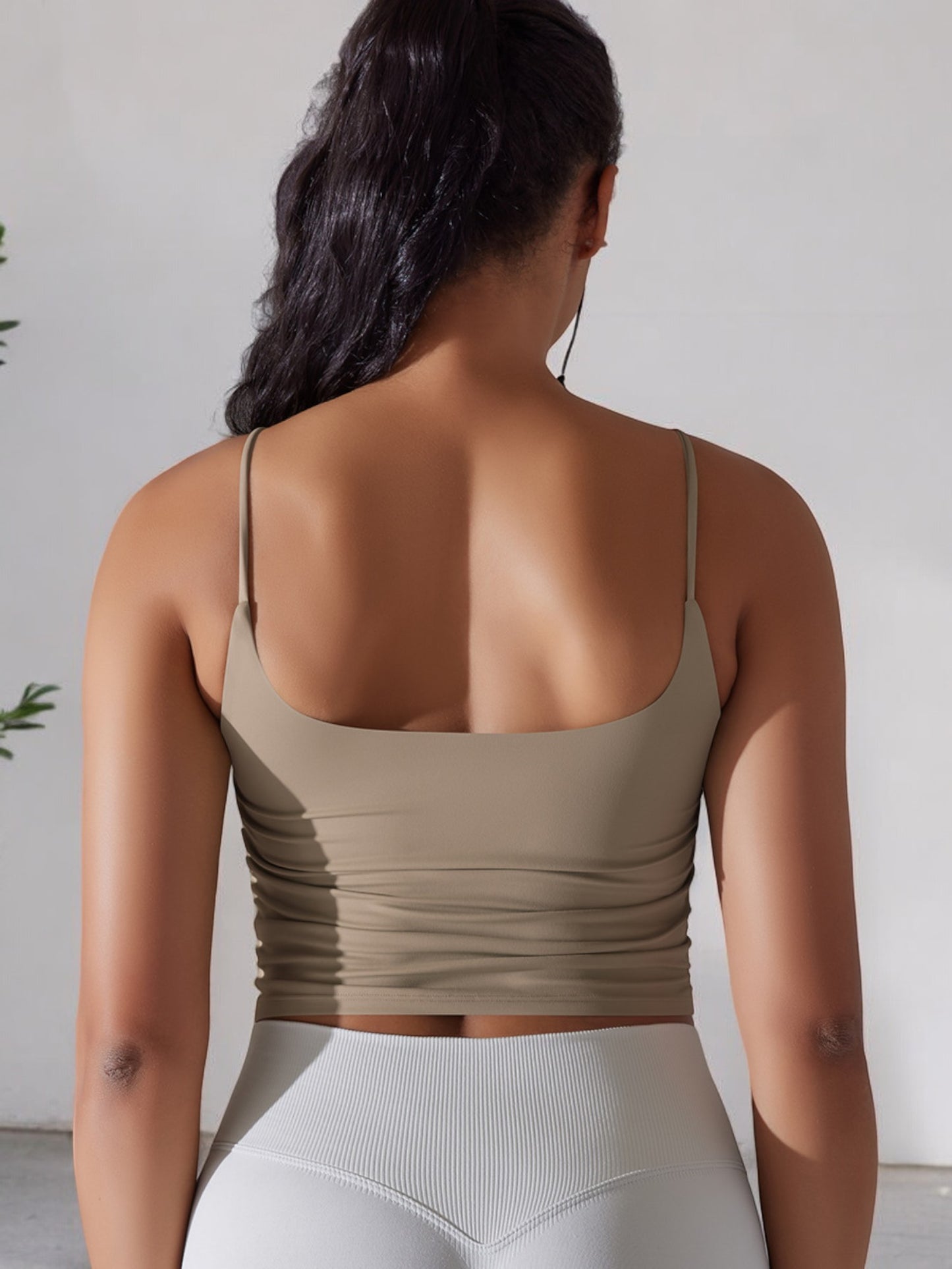 Top deportivo con tirantes finos para mujer de Anna-Kaci, detalle fruncido y tejido transpirable