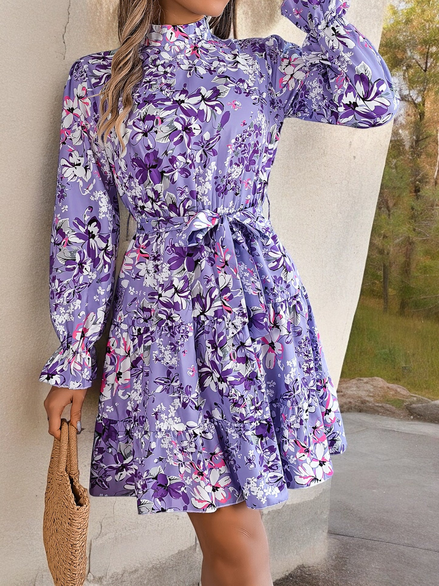 Vestido corto con estampado floral, manga larga, cinturón y dobladillo con volantes para mujer de Anna-Kaci