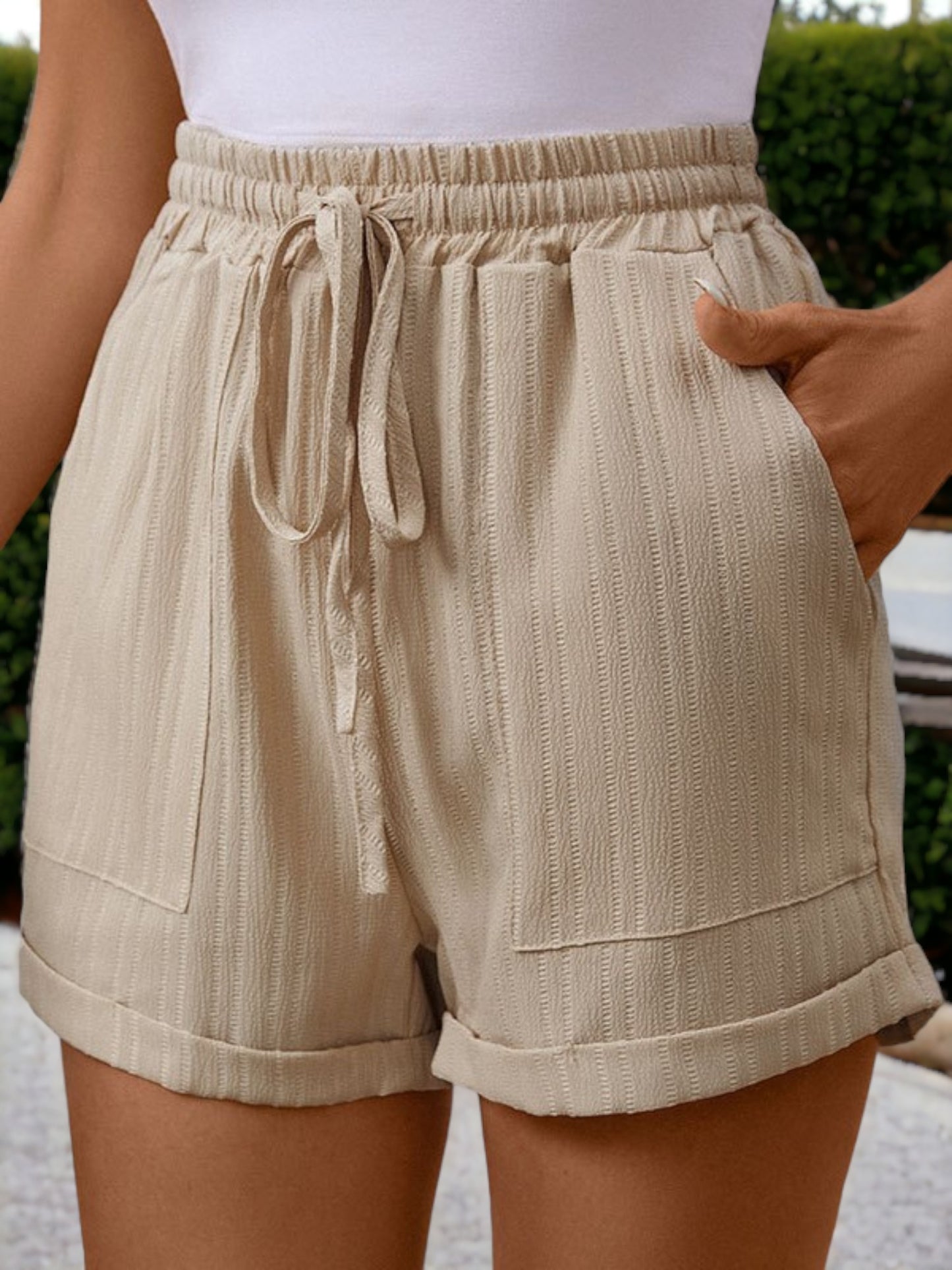 Pantalones cortos texturizados de cintura alta, anchos, con cordones y bolsillos laterales detallados