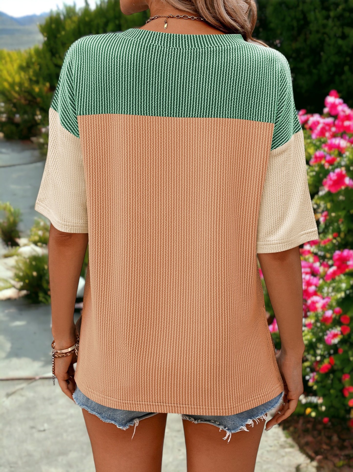 Camiseta holgada, ligera, con cuello redondo y mangas cortas y diseño en bloques de color
