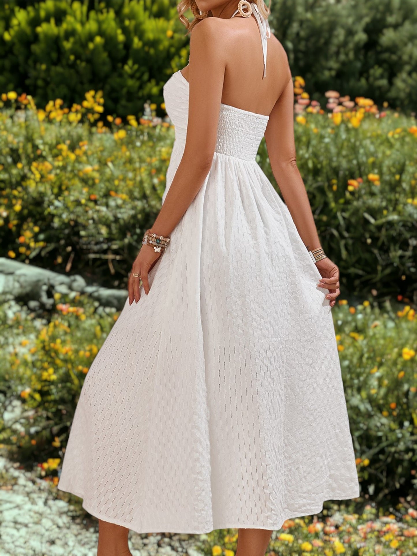 Vestido midi con cuello halter y tirantes finos cruzados de lunares suizos