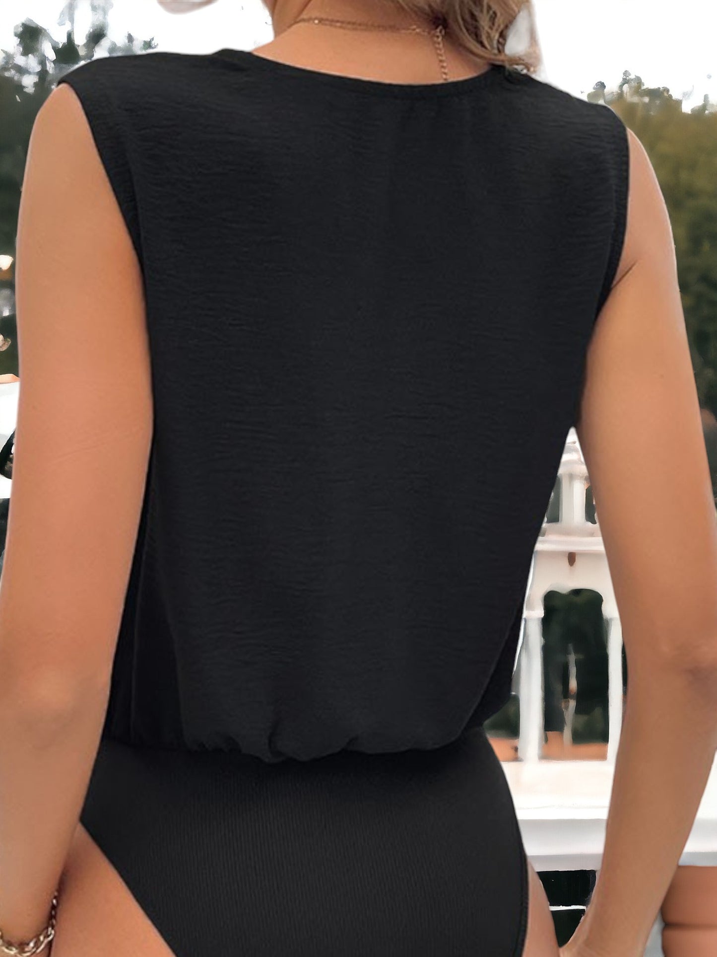 Mono negro sin mangas con cuello vuelto para mujer