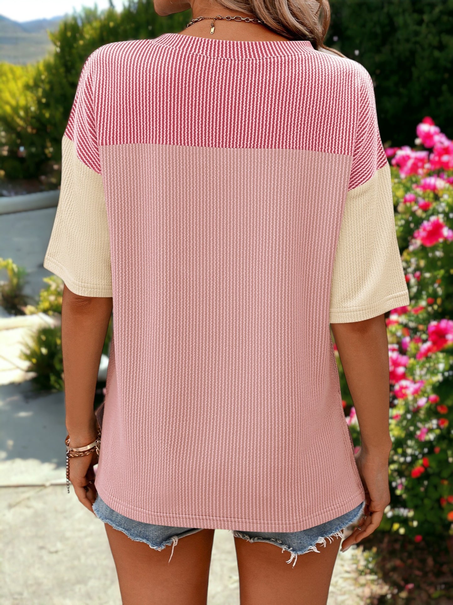 Camiseta holgada, ligera, con cuello redondo y mangas cortas y diseño en bloques de color