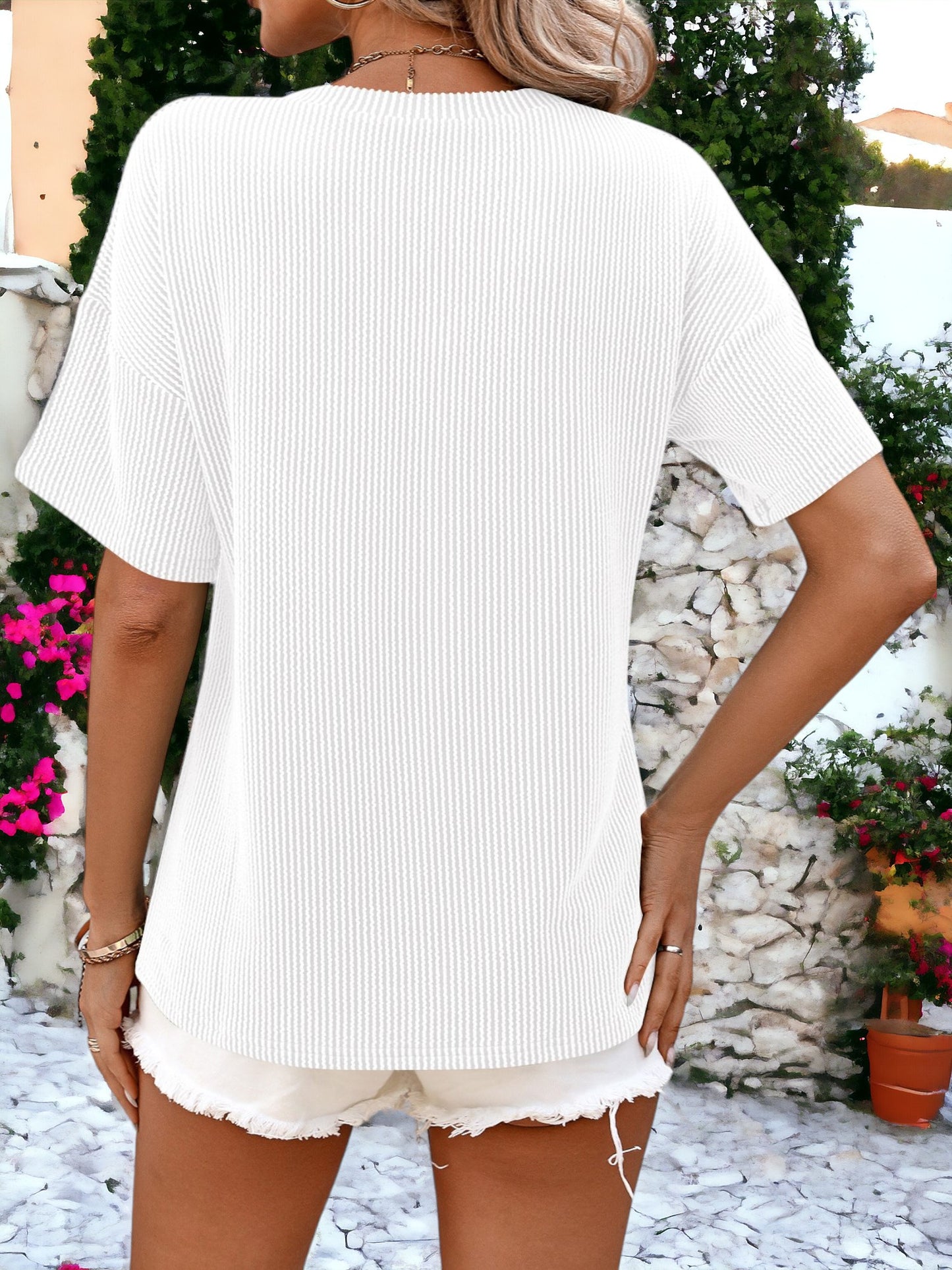 Camiseta holgada con cuello redondo, textura de rayas y bolsillos laterales detallados