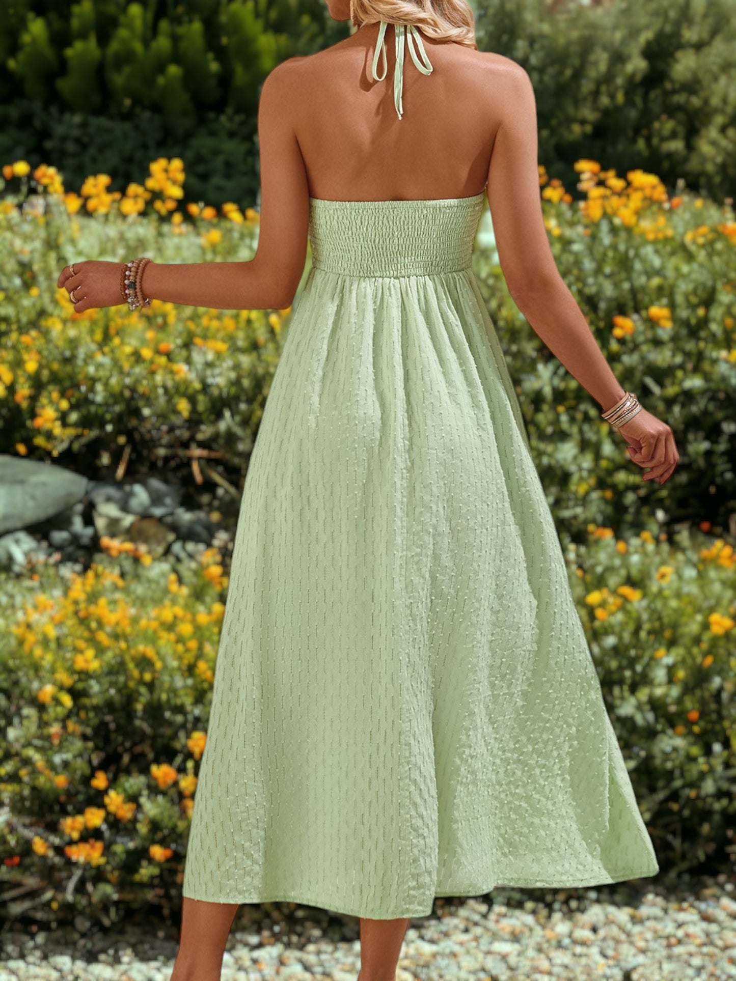 Vestido midi con cuello halter y tirantes finos cruzados de lunares suizos