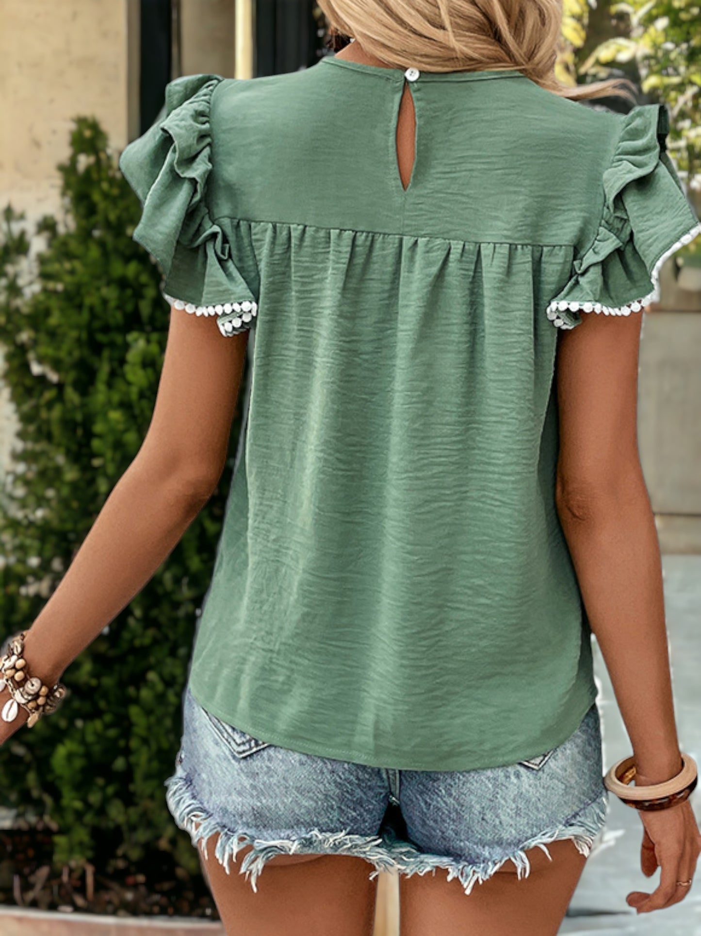 Blusa texturizada con cuello redondo y mangas con volantes