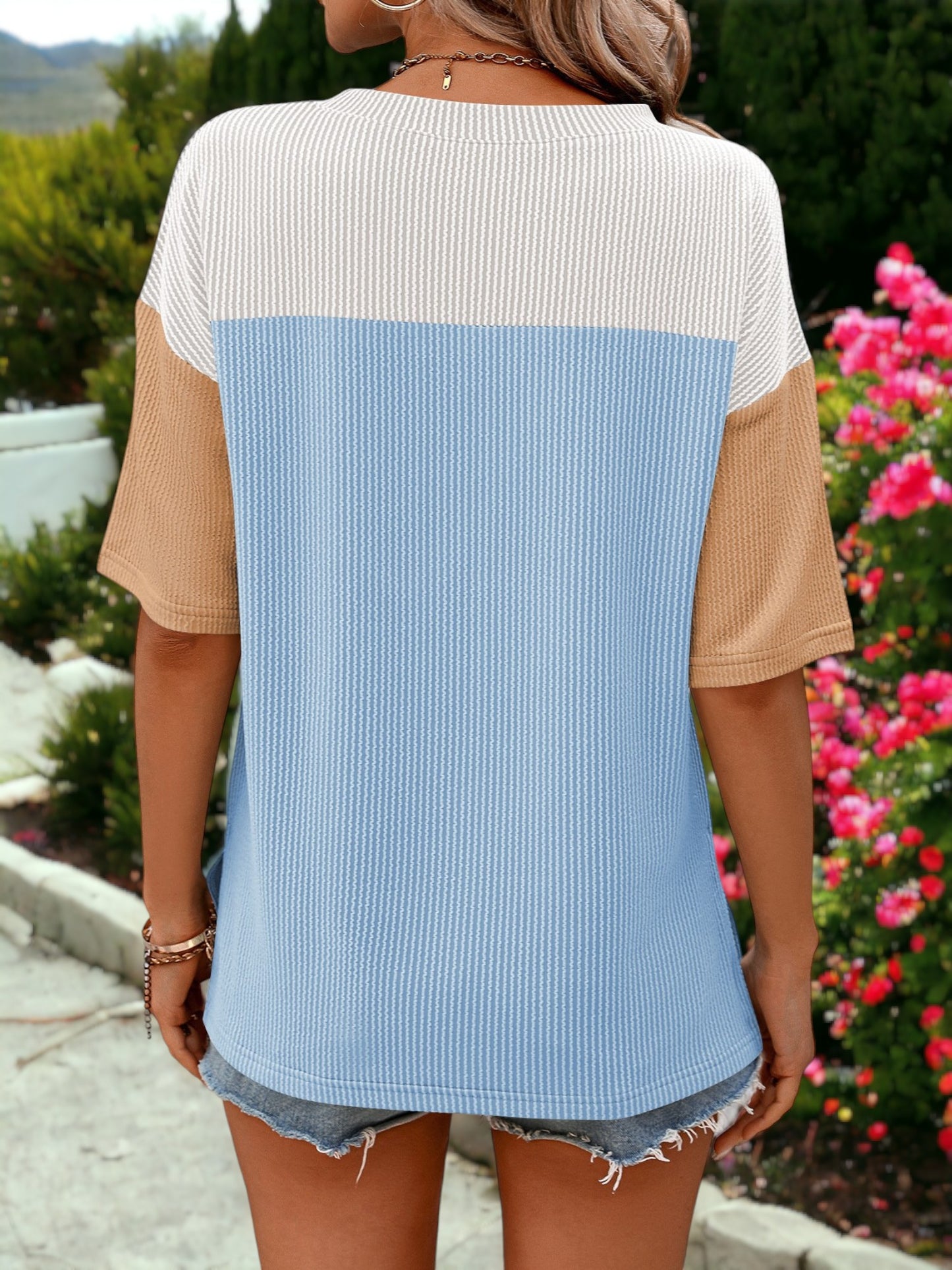 Camiseta holgada, ligera, con cuello redondo y mangas cortas y diseño en bloques de color
