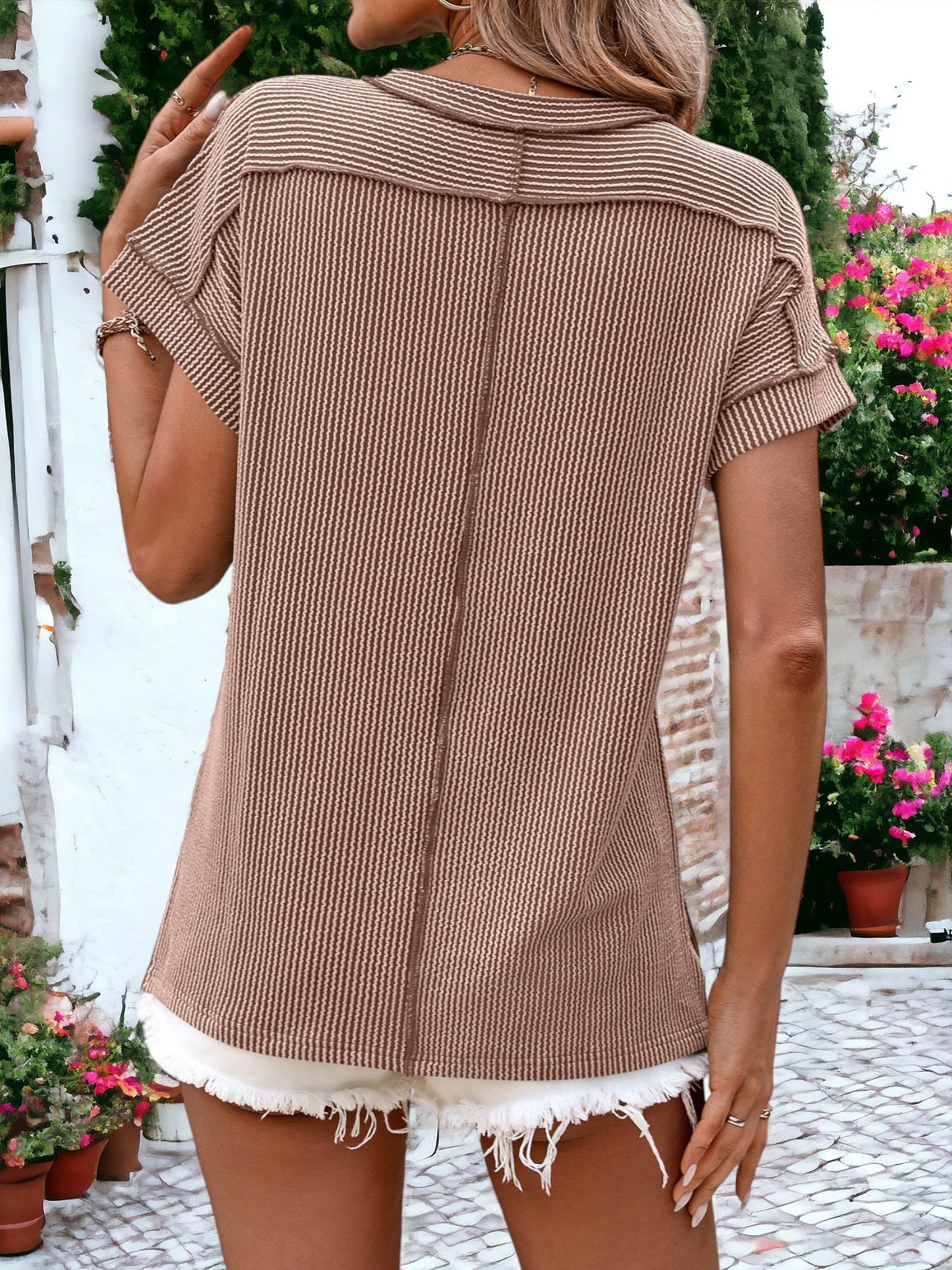 Camiseta de manga corta con cuello redondo y bordes expuestos con textura a rayas