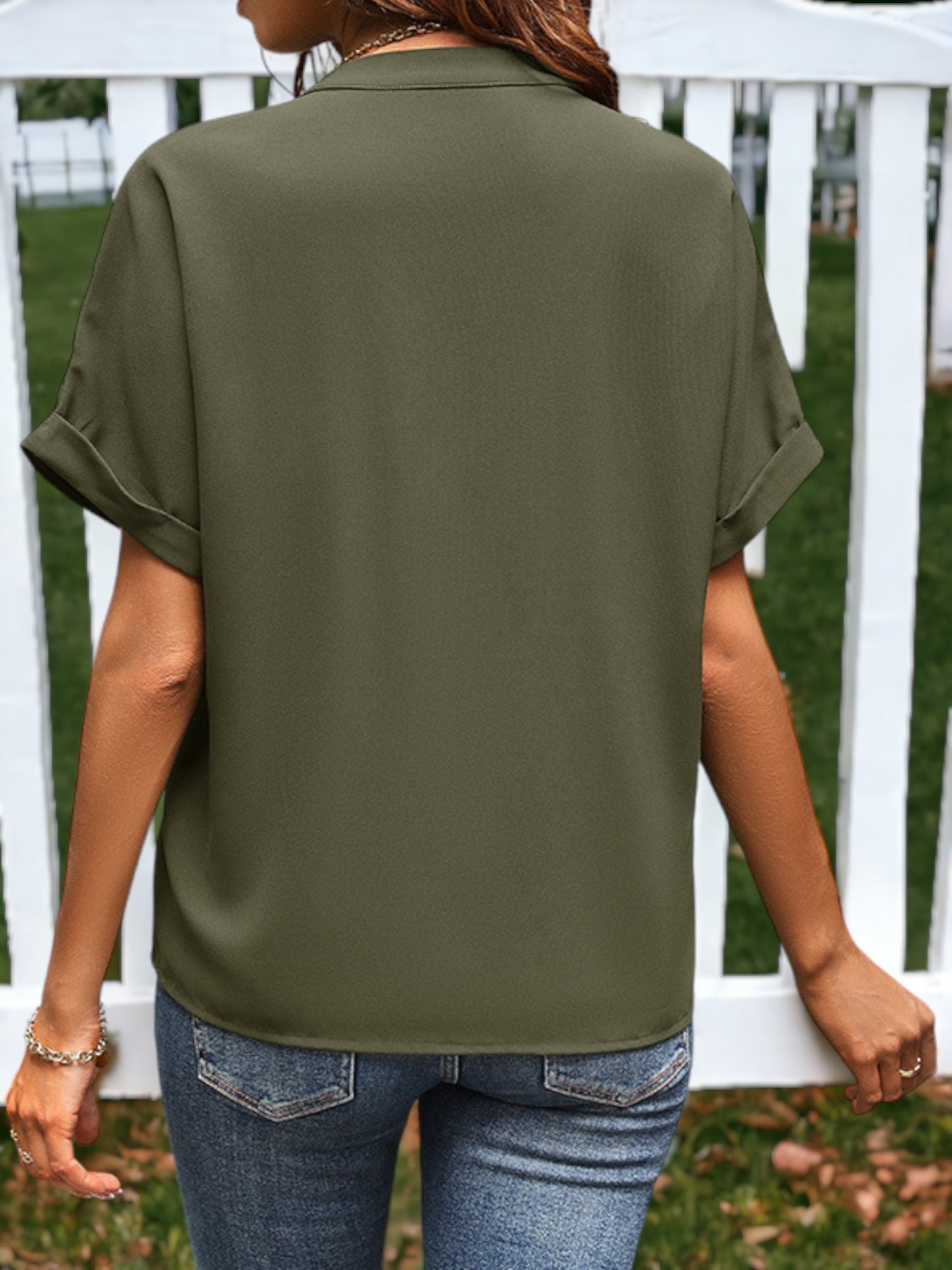 Blusa de manga corta con muescas y bolsillos