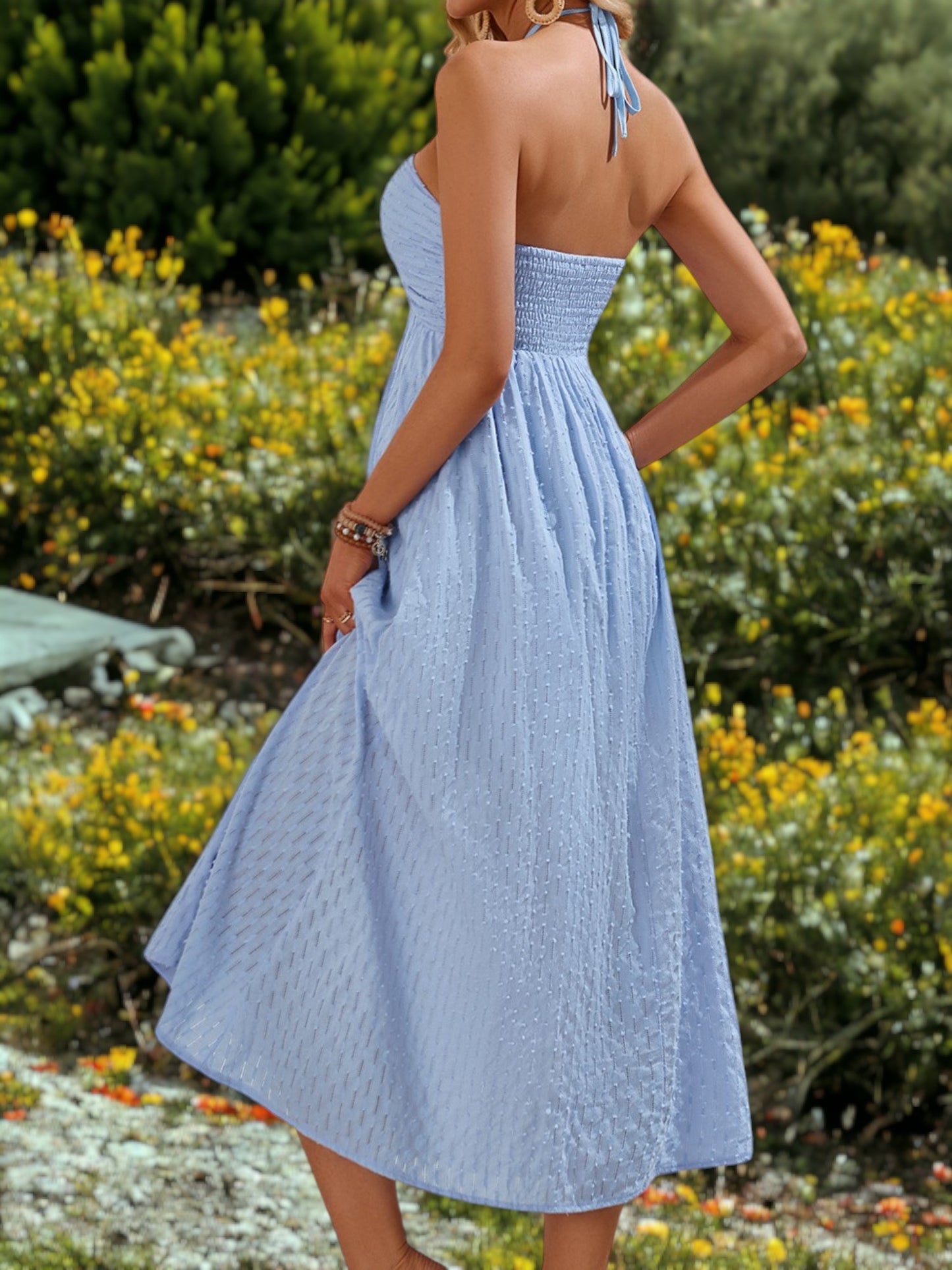 Vestido midi con cuello halter y tirantes finos cruzados de lunares suizos