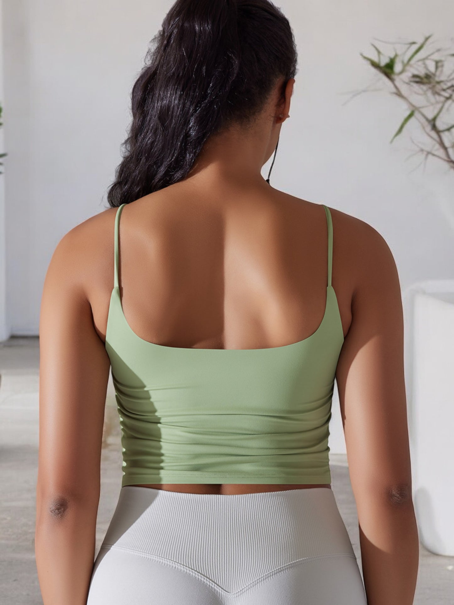 Top deportivo con tirantes finos para mujer de Anna-Kaci, detalle fruncido y tejido transpirable