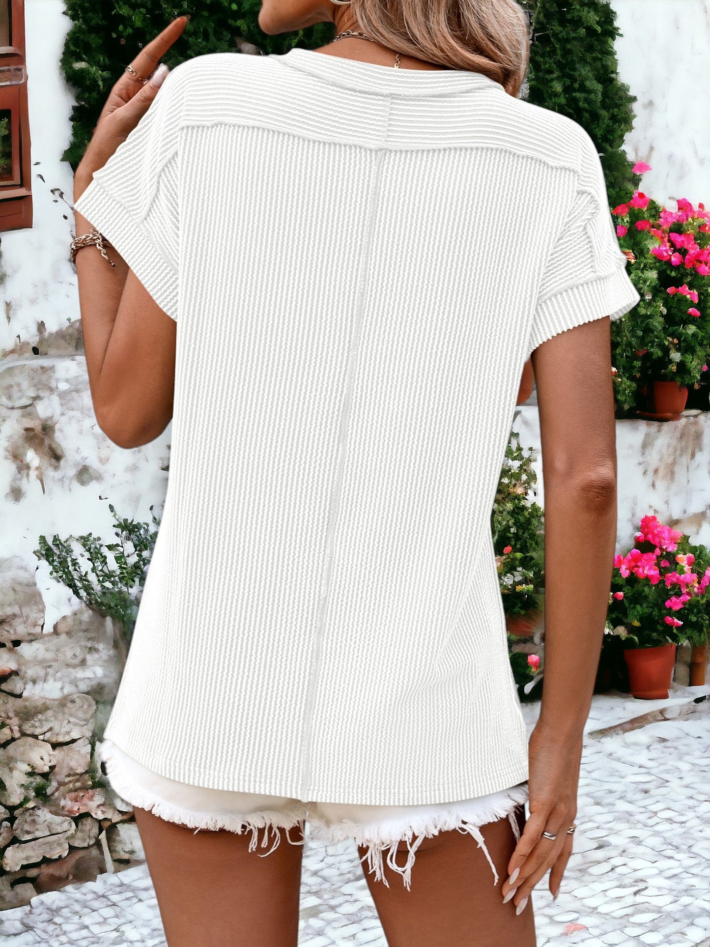 Camiseta de manga corta con cuello redondo y bordes expuestos con textura a rayas