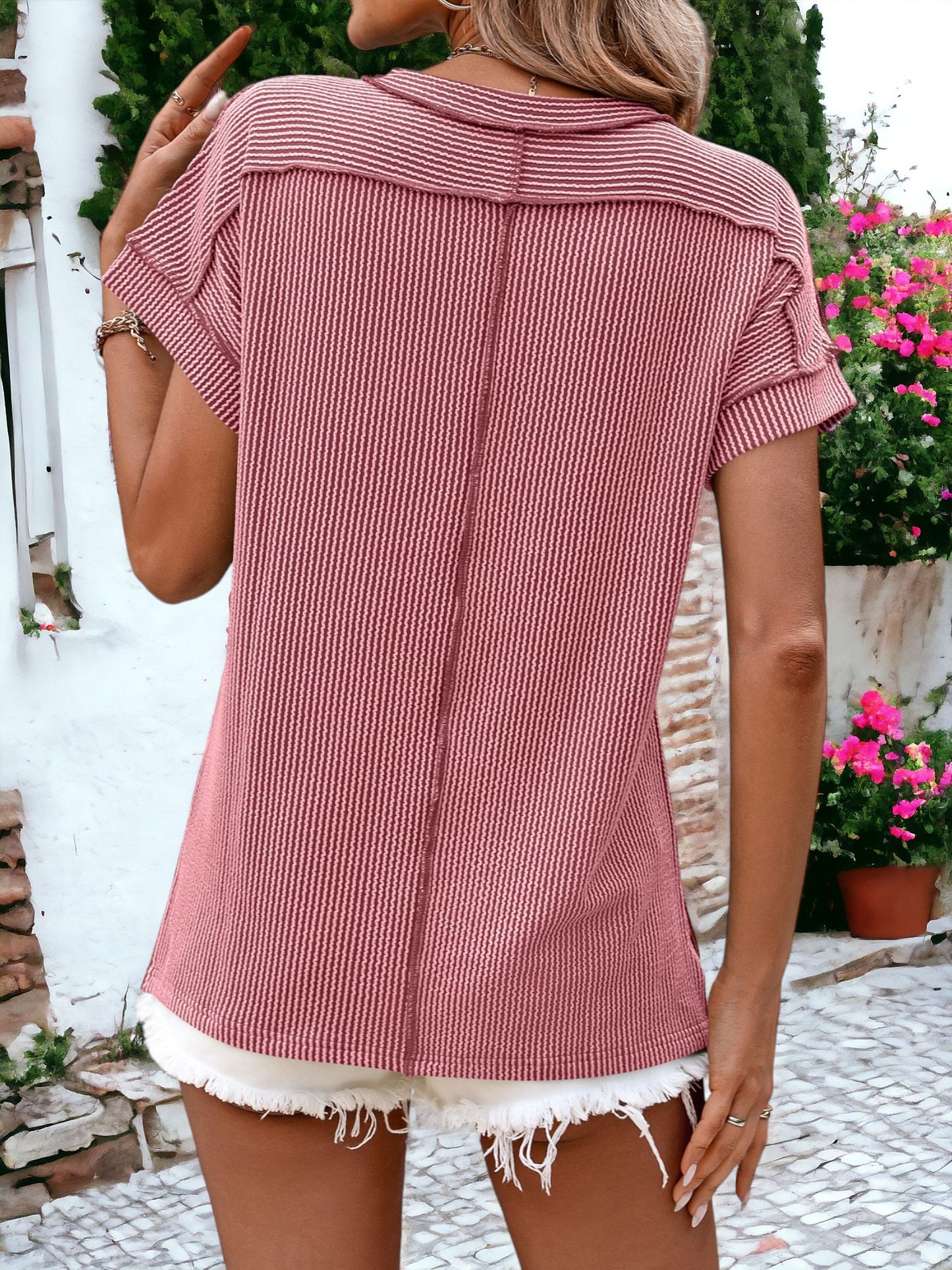 Camiseta de manga corta con cuello redondo y bordes expuestos con textura a rayas