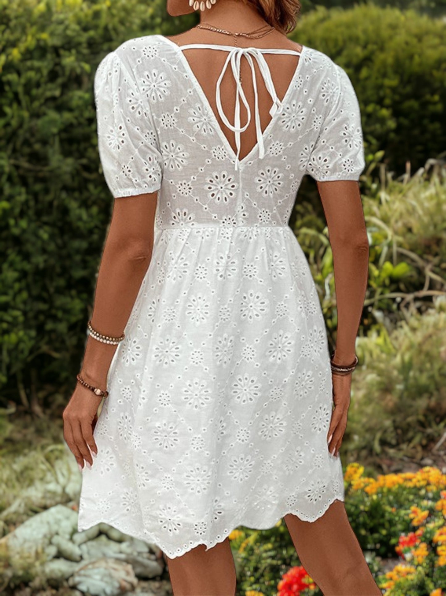 Vestido minitúnica con escote en V y mangas abullonadas con ojales