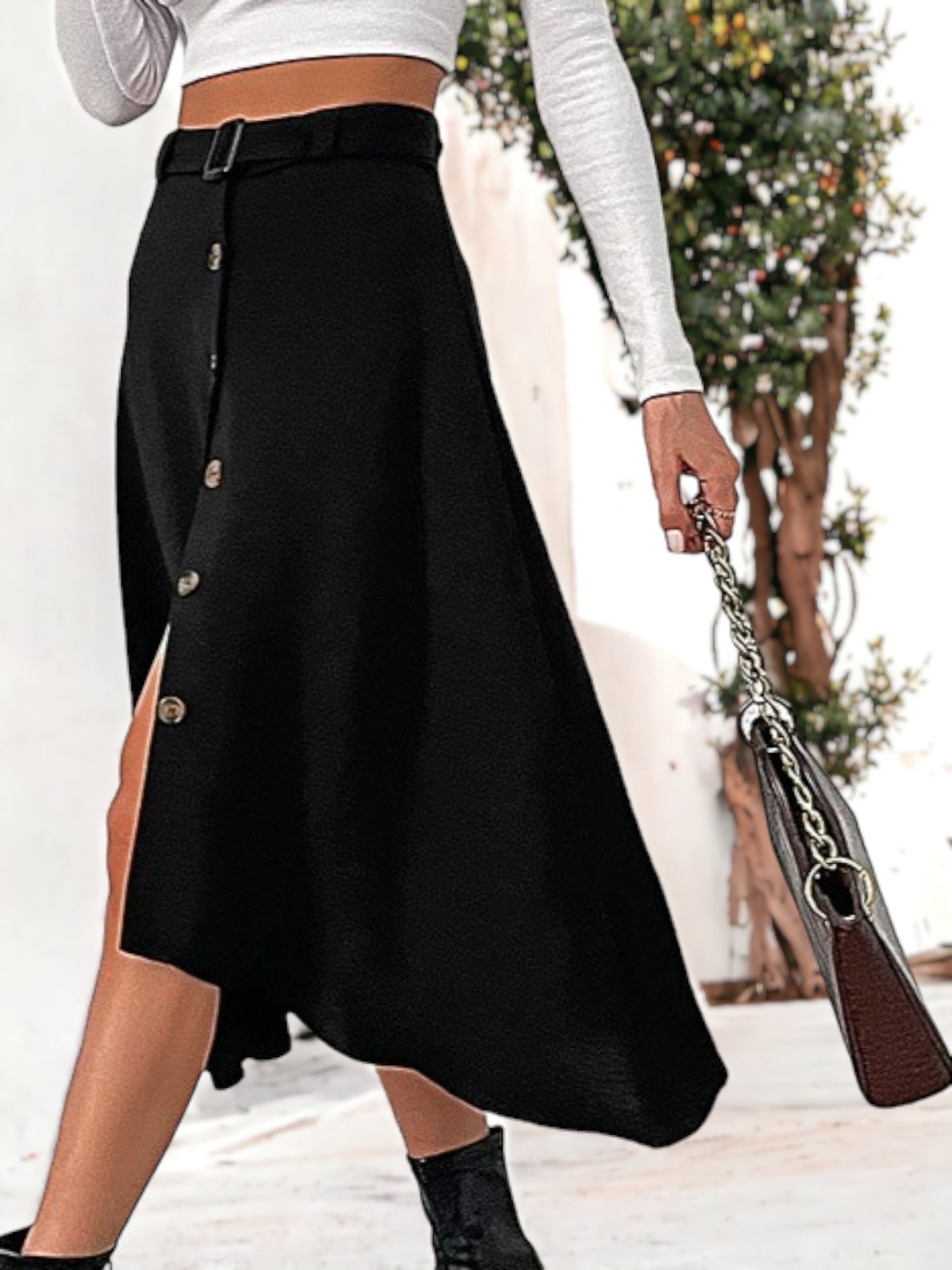 Falda midi acampanada con botones y talle alto con hebillas