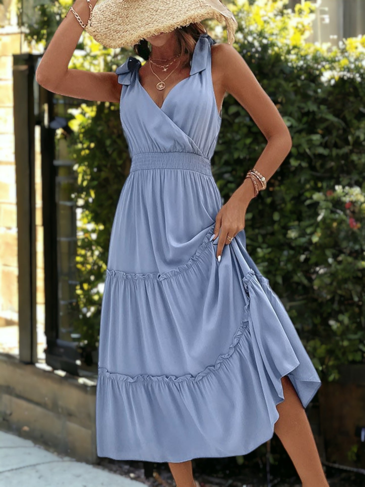 Vestido con escote en V, mangas con volantes y lazos