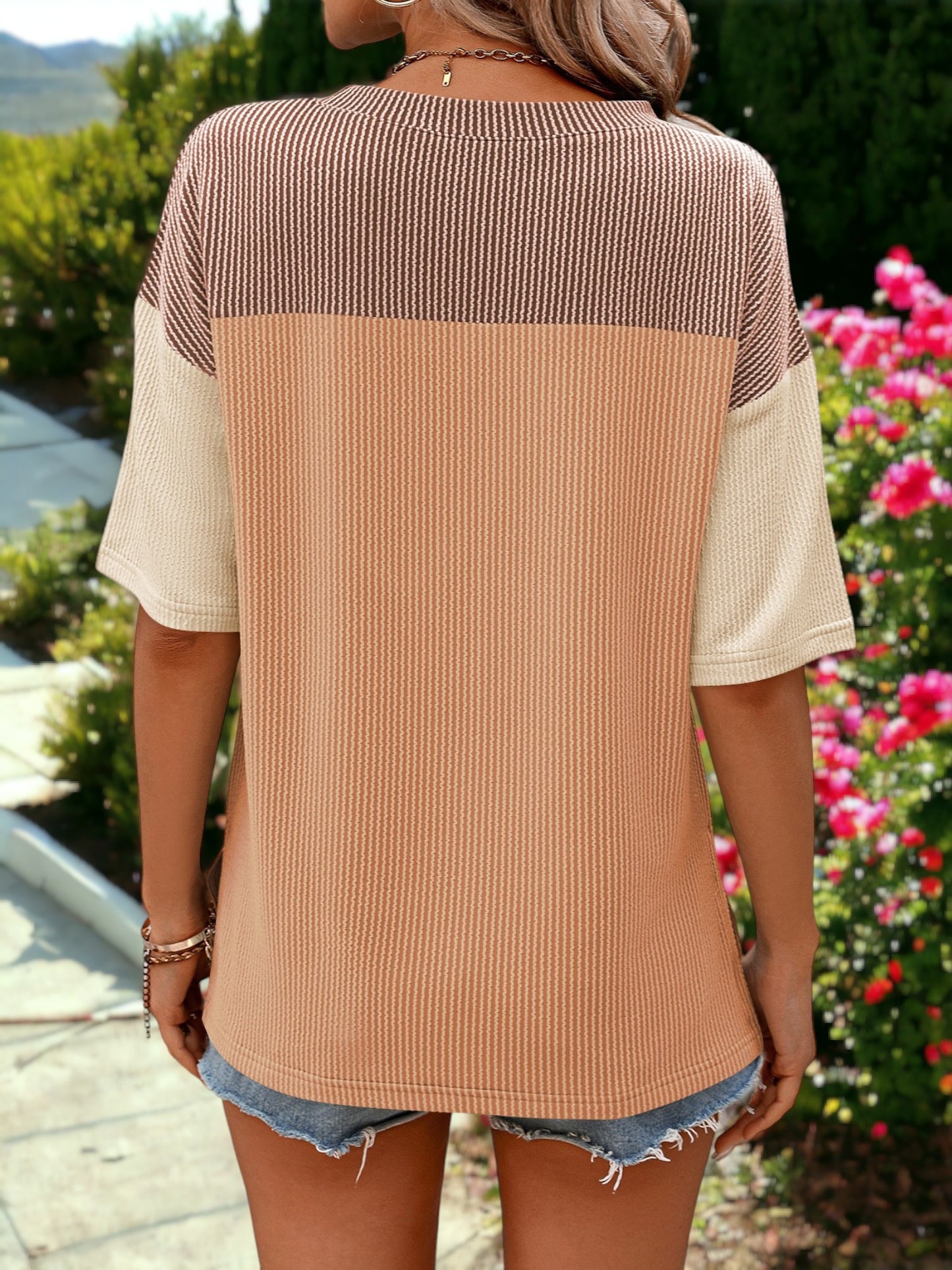 Camiseta holgada, ligera, con cuello redondo y mangas cortas y diseño en bloques de color