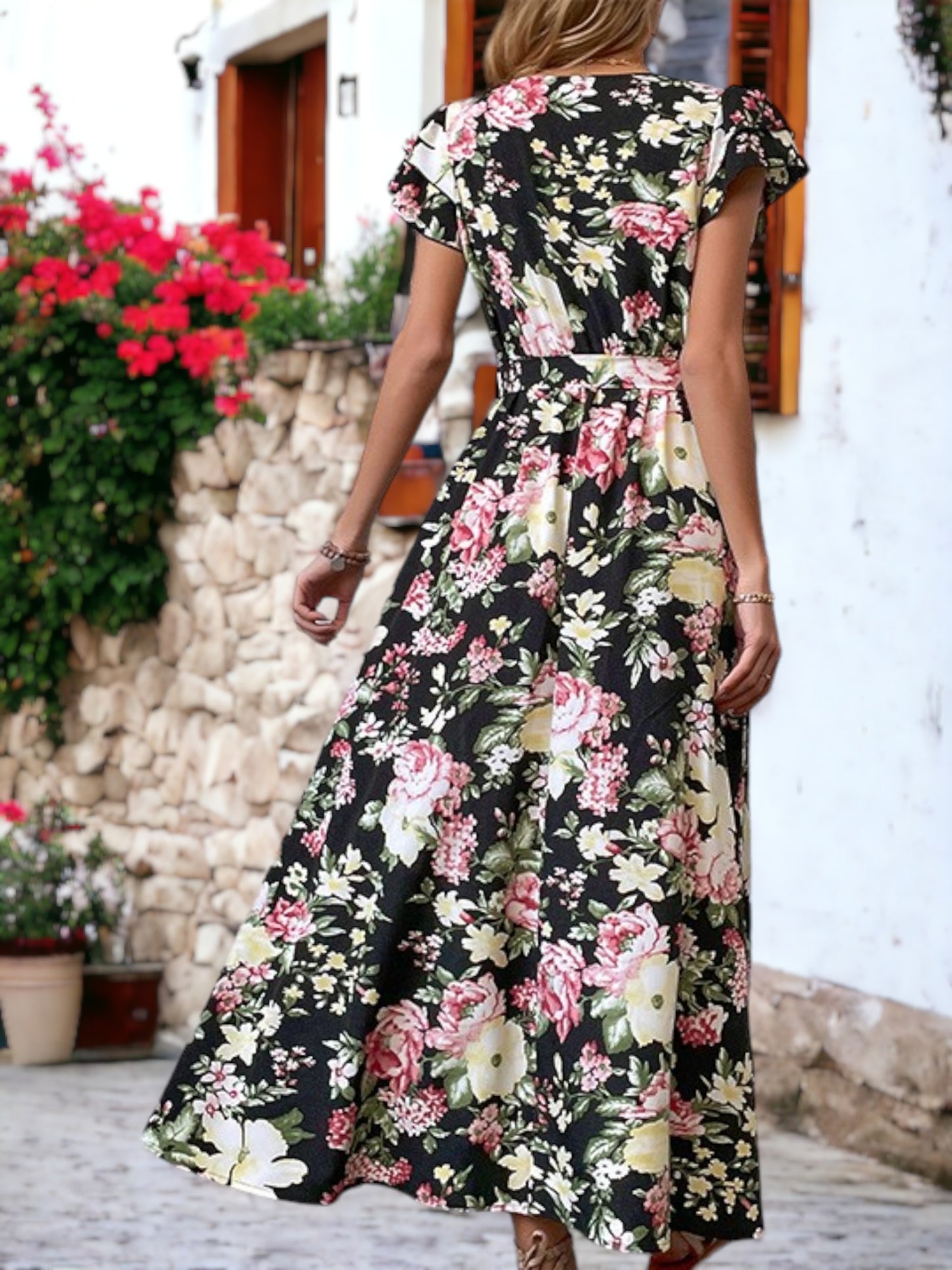 Vestido largo con abertura, mangas con puños, escote en V y estampado floral