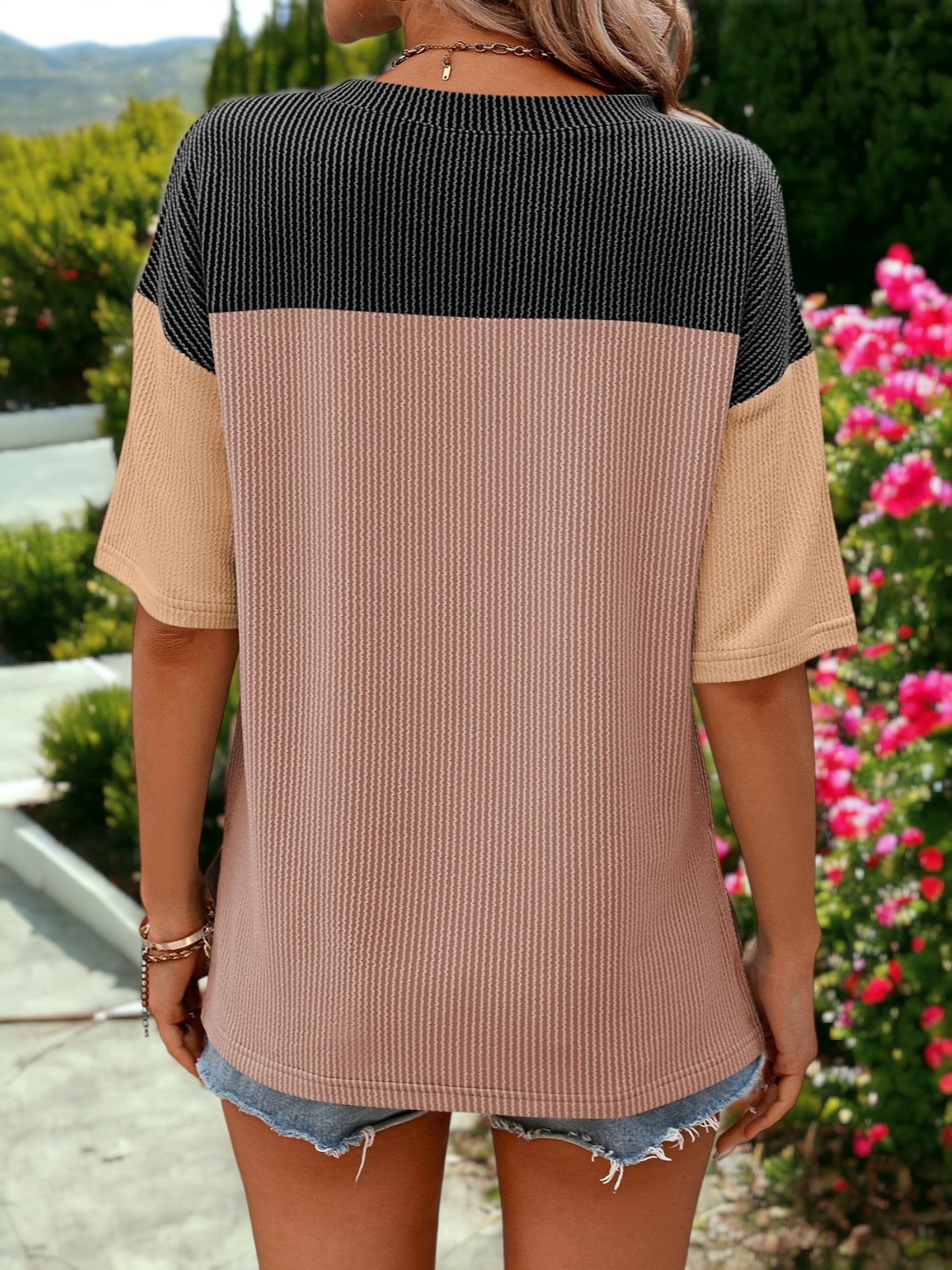 Camiseta holgada, ligera, con cuello redondo y mangas cortas y diseño en bloques de color