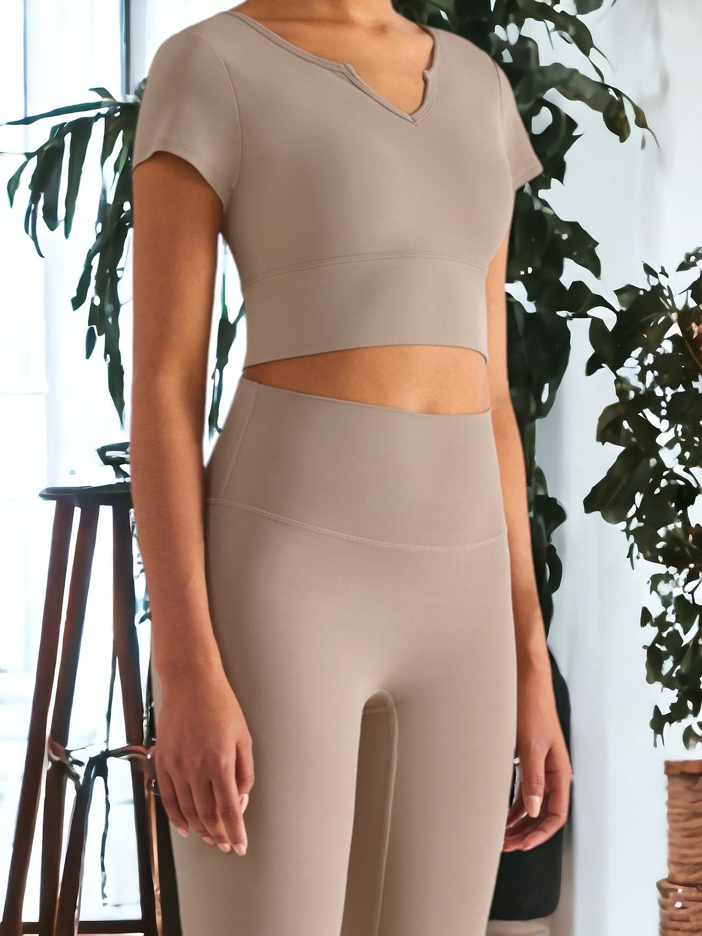 Camiseta deportiva sexy de manga corta con cuello en V y almohadillas para el pecho