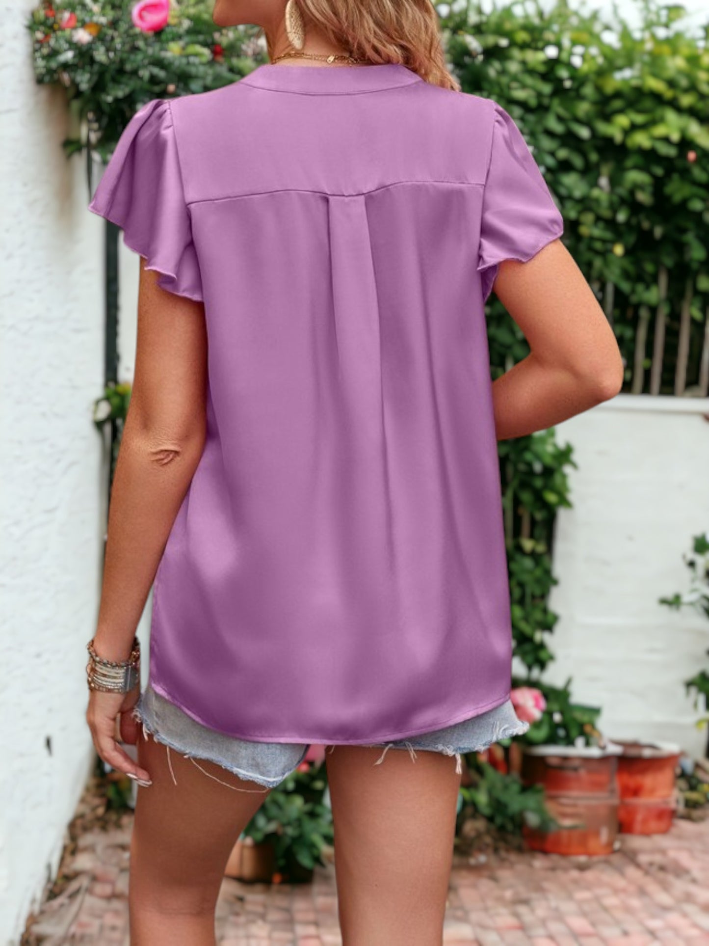 Blusa de satén con mangas onduladas