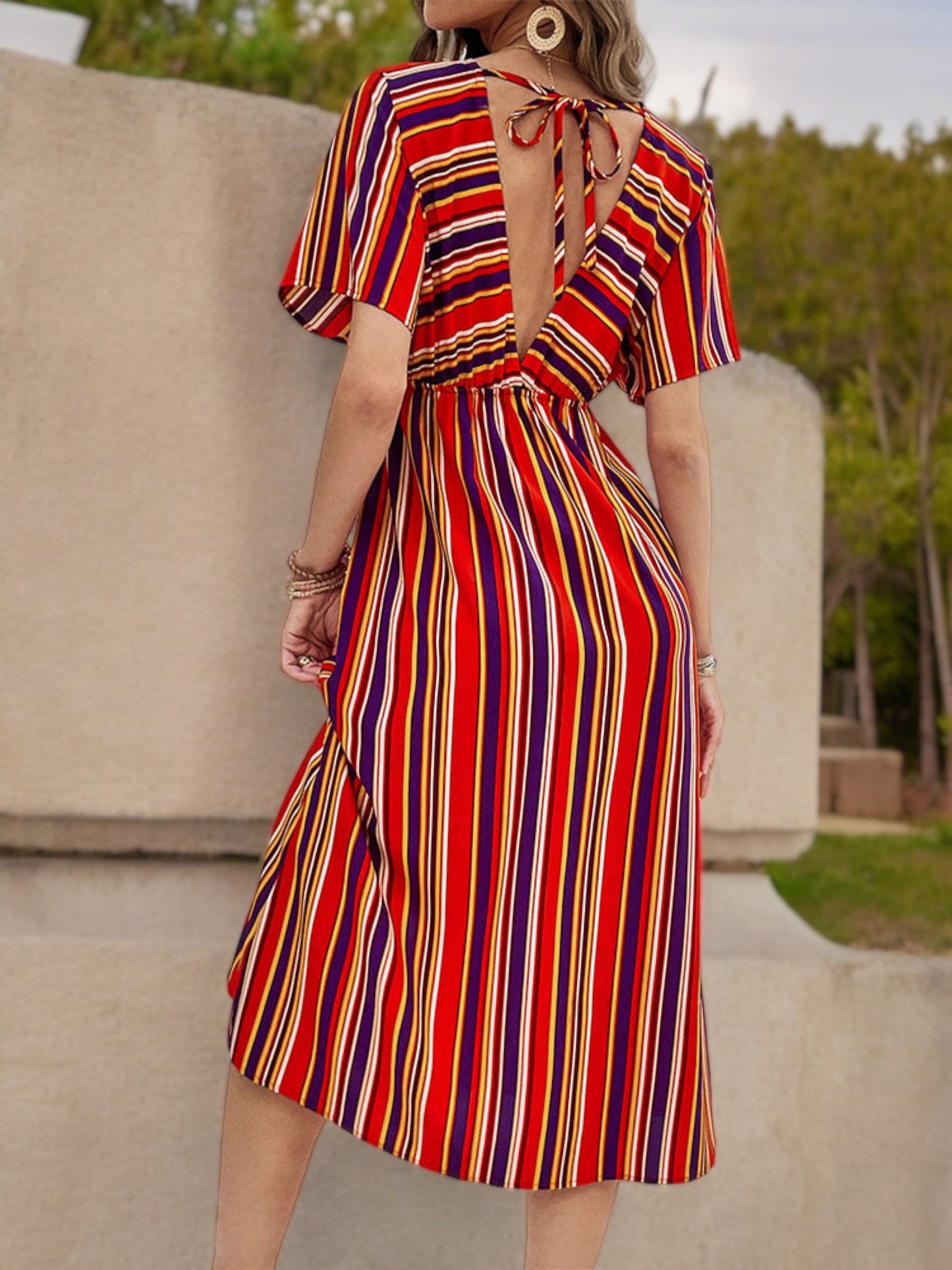 Vestido midi de manga corta con botones y rayas de colores