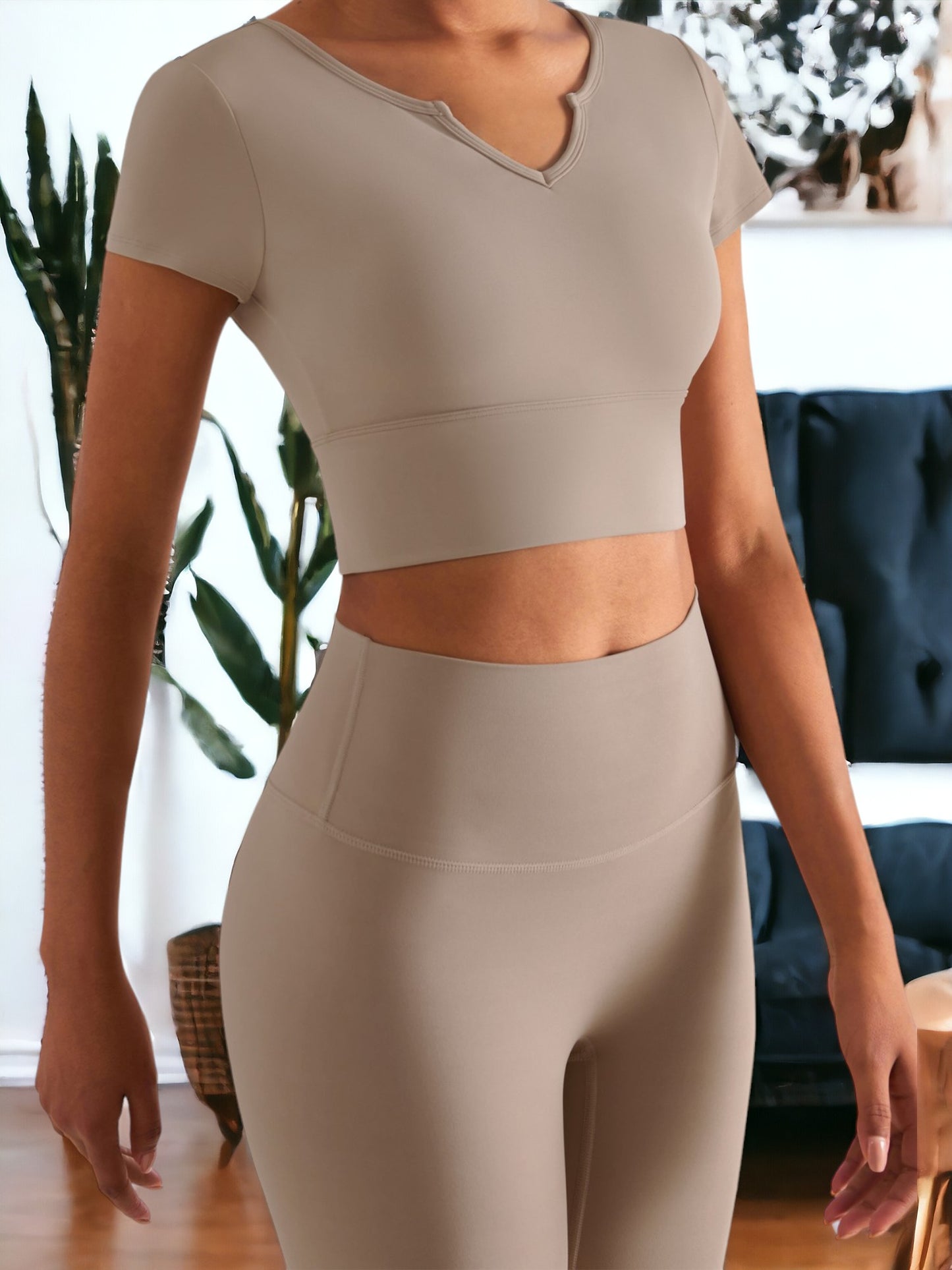 Camiseta deportiva sexy de manga corta con cuello en V y almohadillas para el pecho