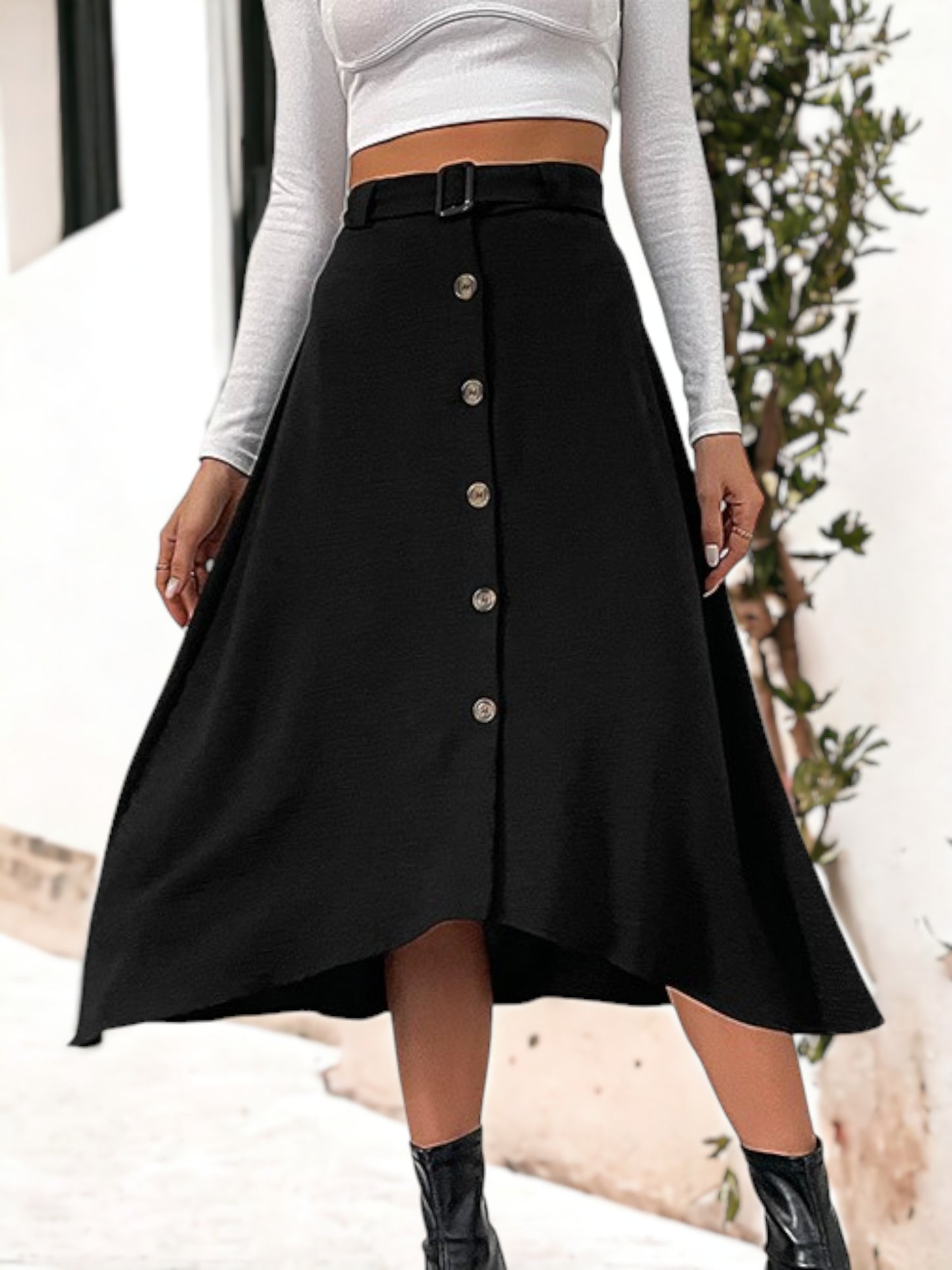 Falda midi acampanada con botones y talle alto con hebillas