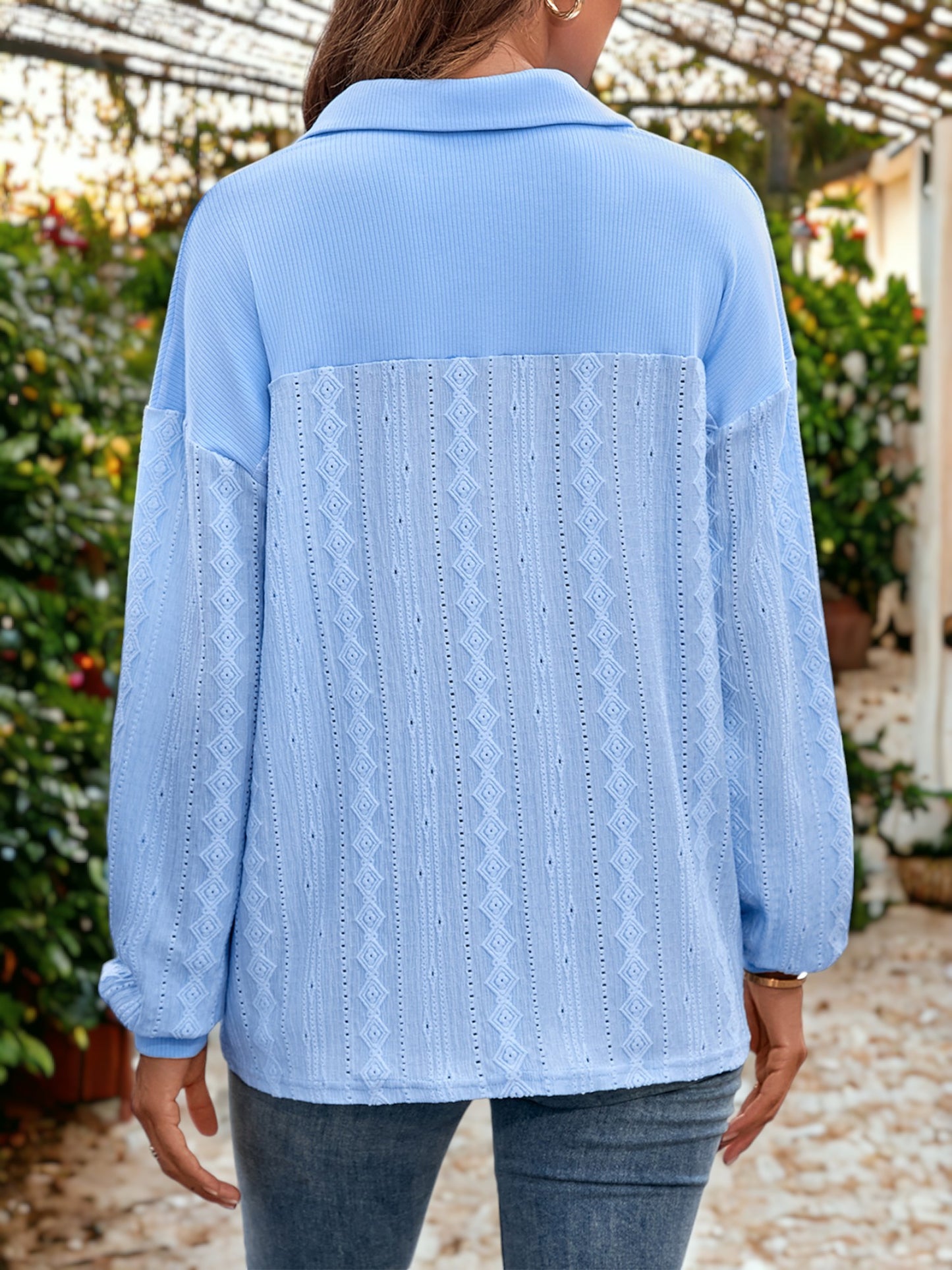 Jersey de cuello texturizado con detalle de ojales y canalé