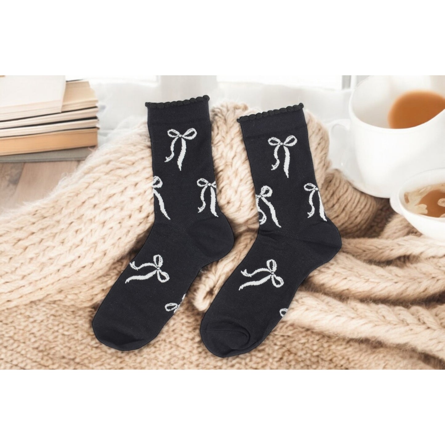 Women's 2-Pack Bow Pattern Crew Socks with Scalloped Trim and Contrast Details