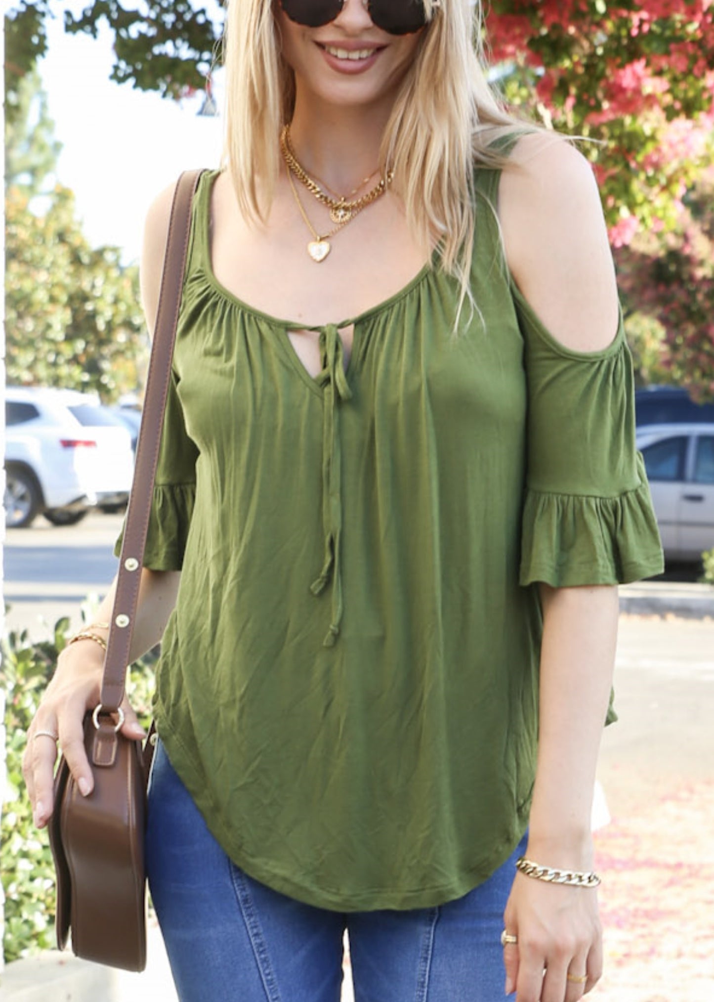 Blusa suelta con hombros descubiertos y lazo