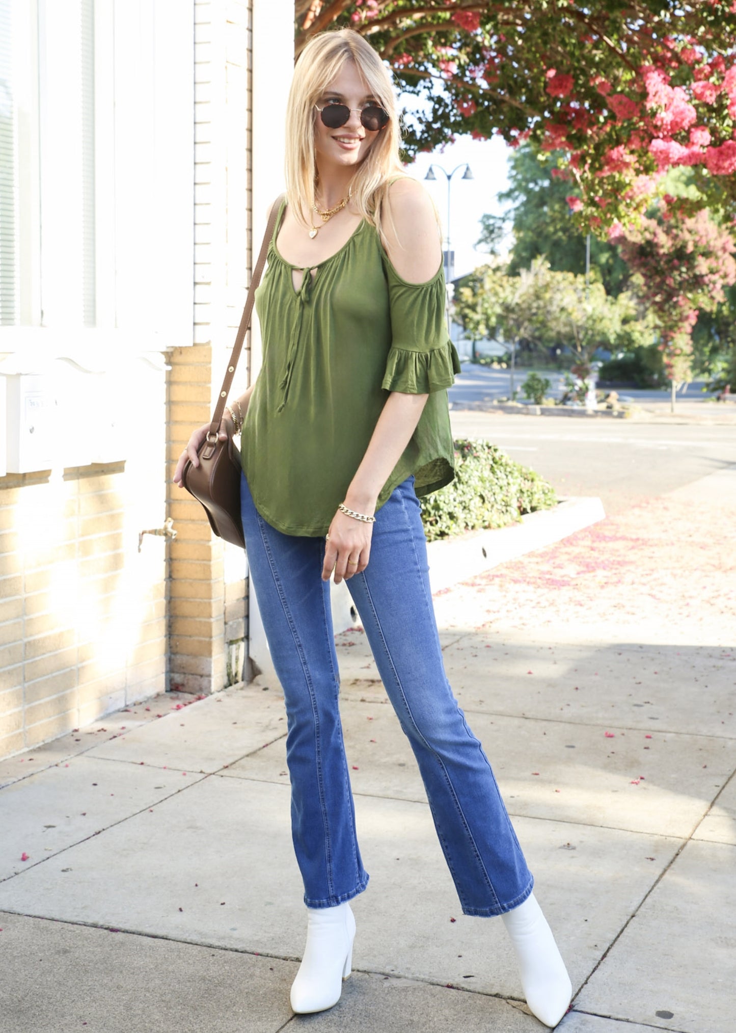 Blusa suelta con hombros descubiertos y lazo