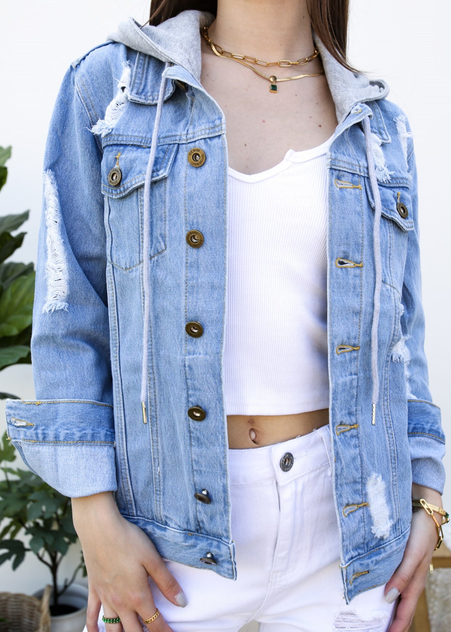 Chaqueta vaquera desgastada con capucha desmontable