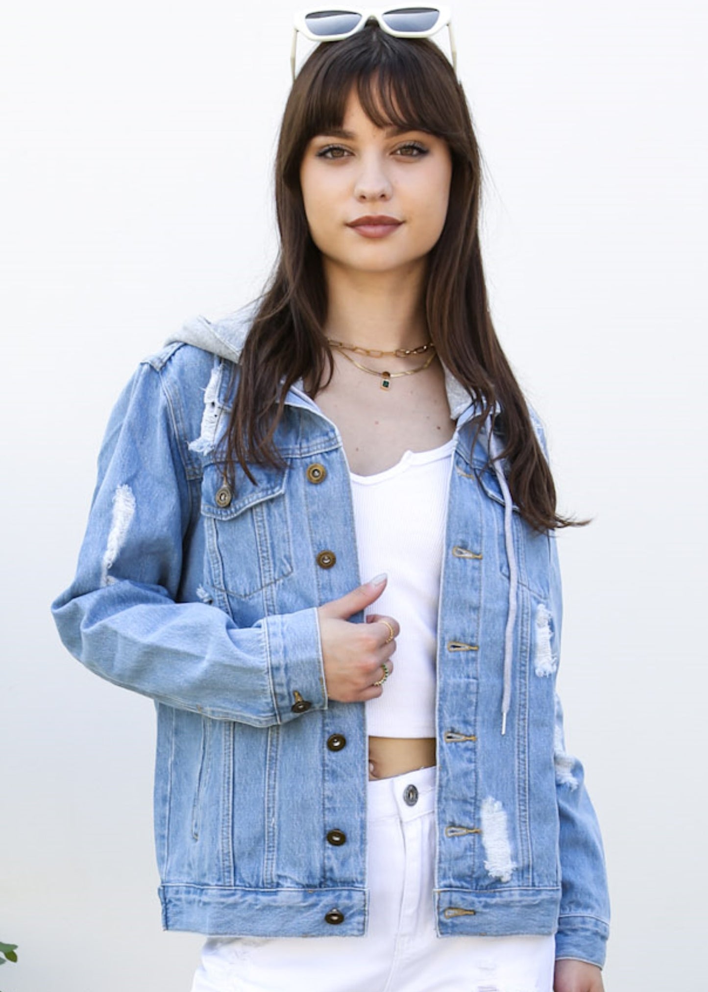 Chaqueta vaquera desgastada con capucha desmontable