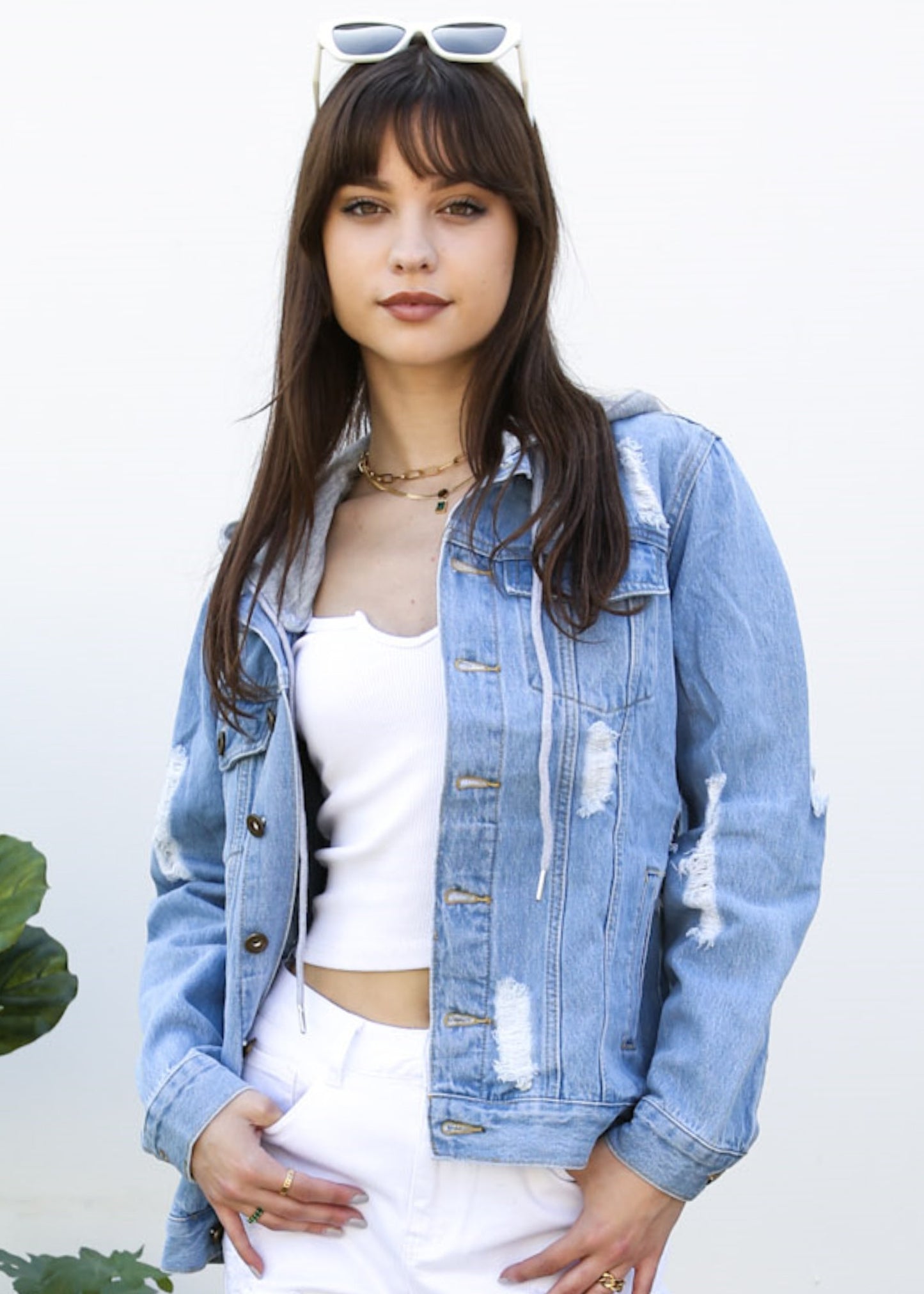 Chaqueta vaquera desgastada con capucha desmontable